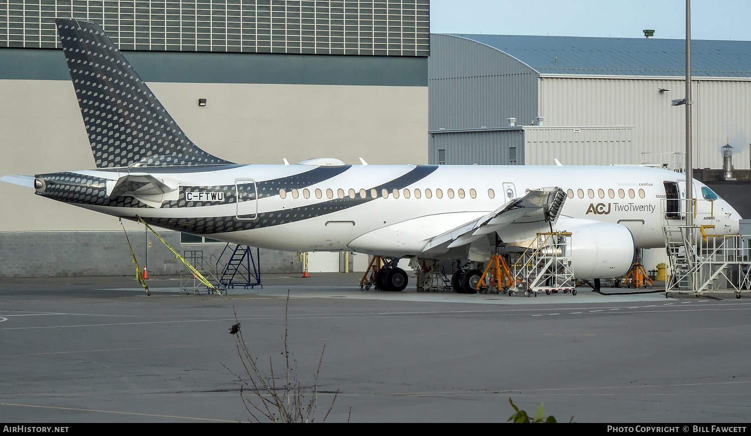 Aircraft Photo of C-FTWU | Airbus ACJ220 TwoTwenty (BD-500-1A10) | Comlux Aviation | AirHistory.net #414179