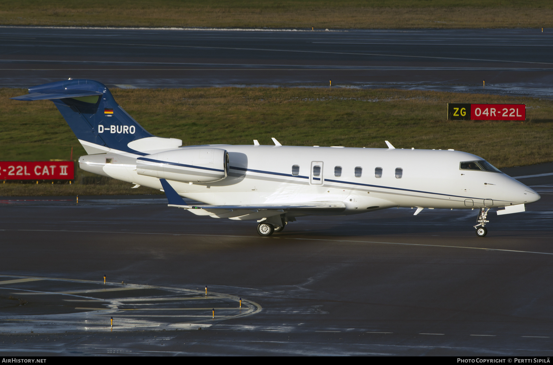 Aircraft Photo of D-BURO | Bombardier Challenger 300 (BD-100-1A10) | AirHistory.net #415172