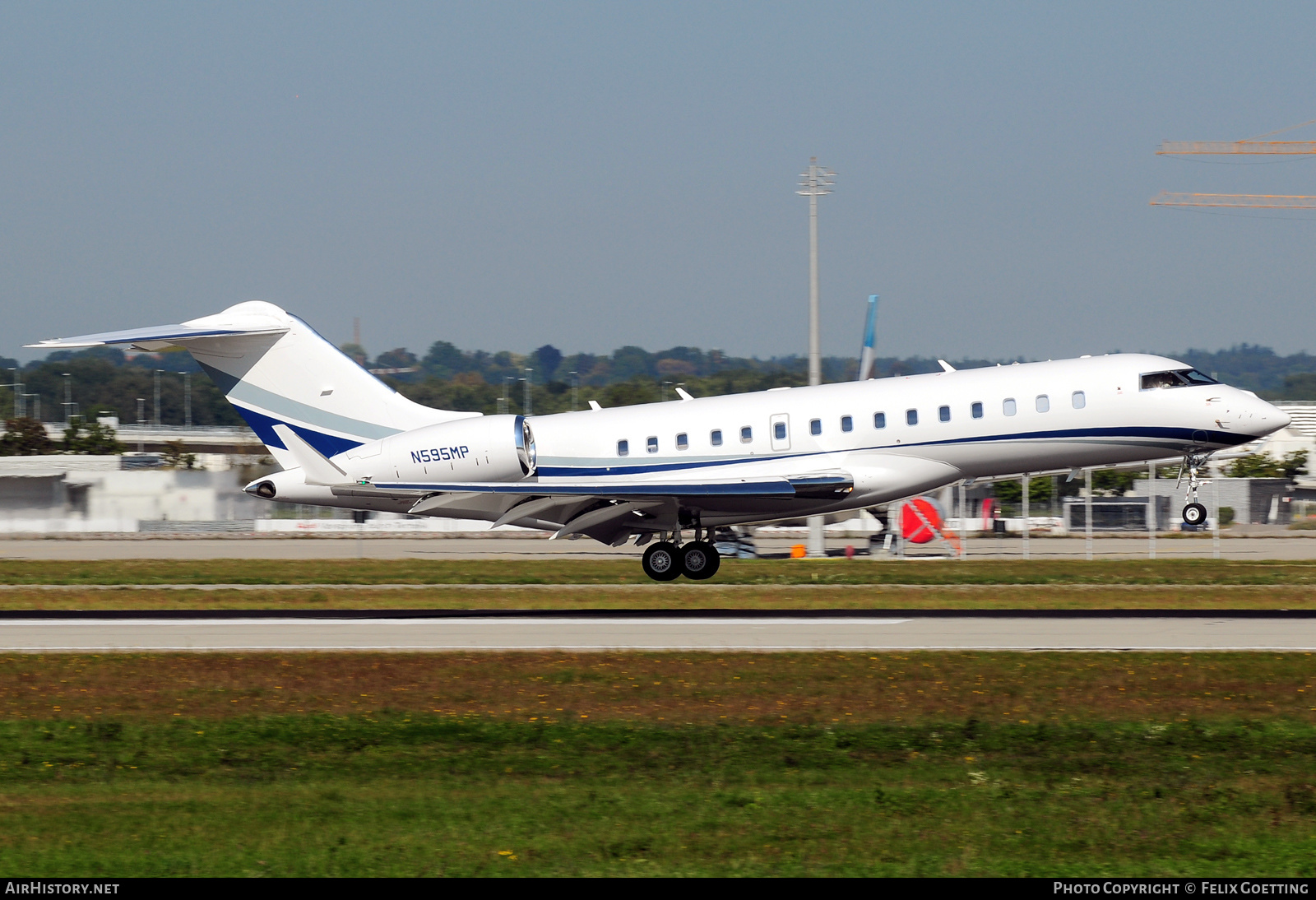 Aircraft Photo of N595MP | Bombardier Global 6000 (BD-700-1A10) | AirHistory.net #416192
