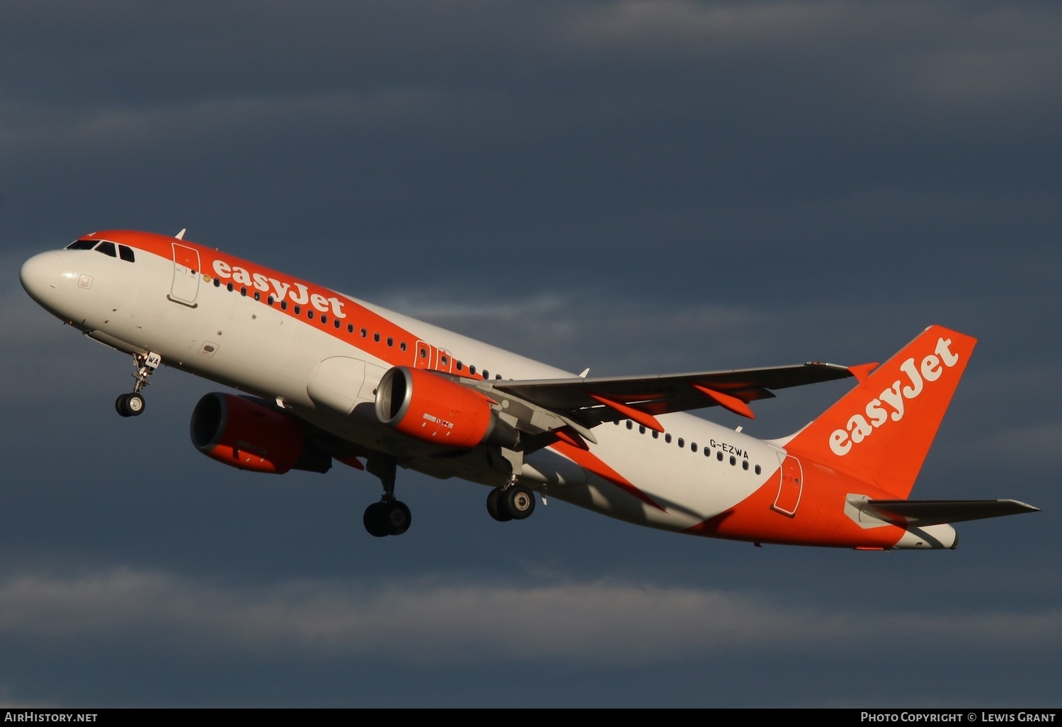 Aircraft Photo of G-EZWA | Airbus A320-214 | EasyJet | AirHistory.net #416690