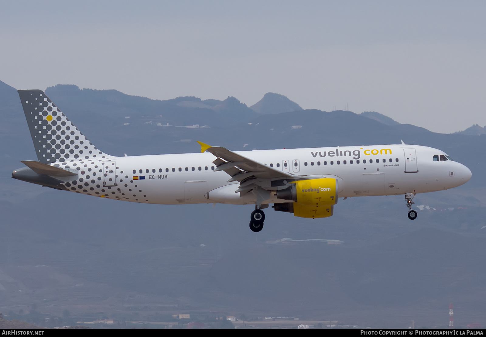 Aircraft Photo of EC-MUM | Airbus A320-214 | Vueling Airlines | AirHistory.net #416710