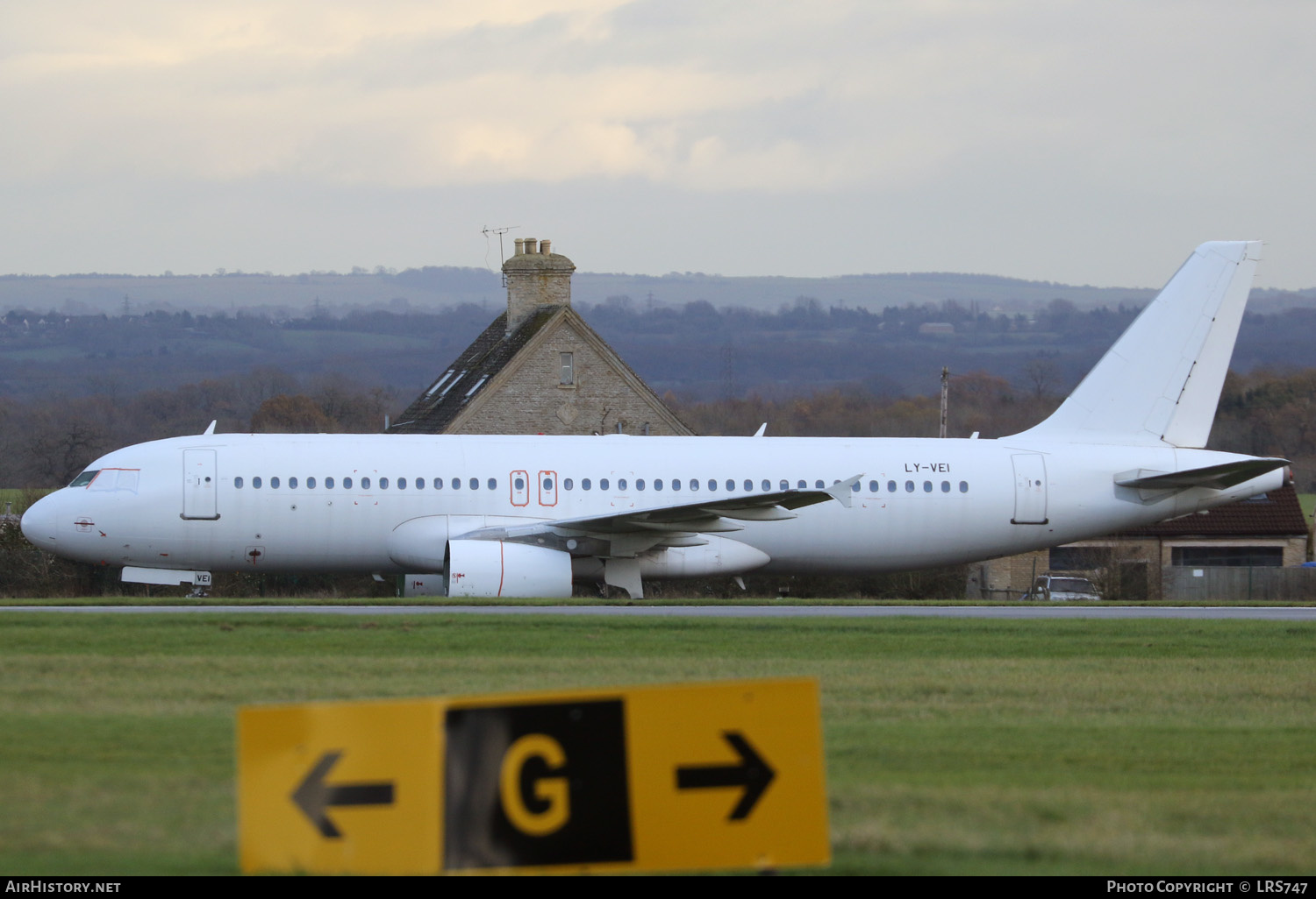 Aircraft Photo of LY-VEI | Airbus A320-233 | AirHistory.net #417955