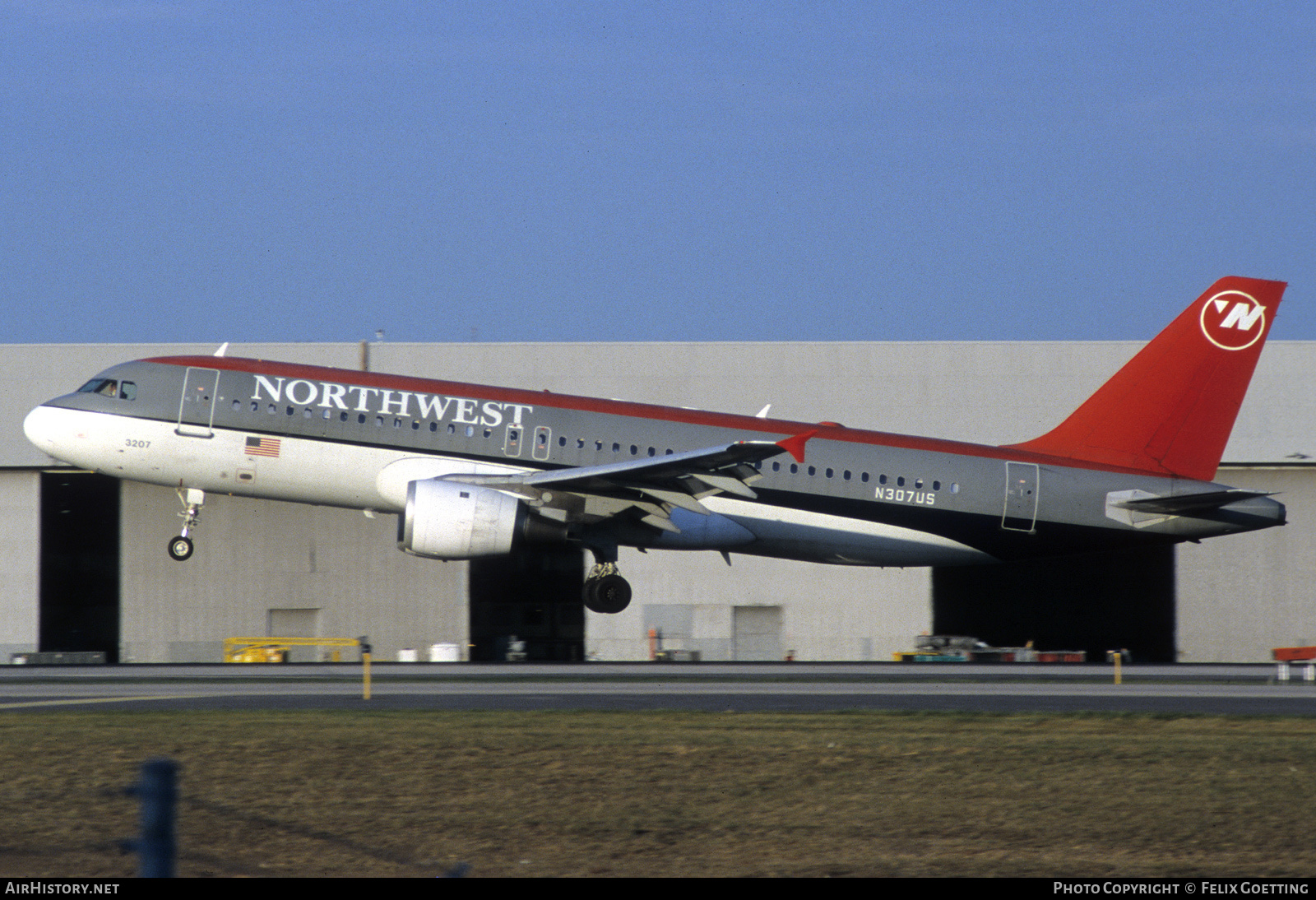 Aircraft Photo of N307US | Airbus A320-211 | Northwest Airlines | AirHistory.net #418145