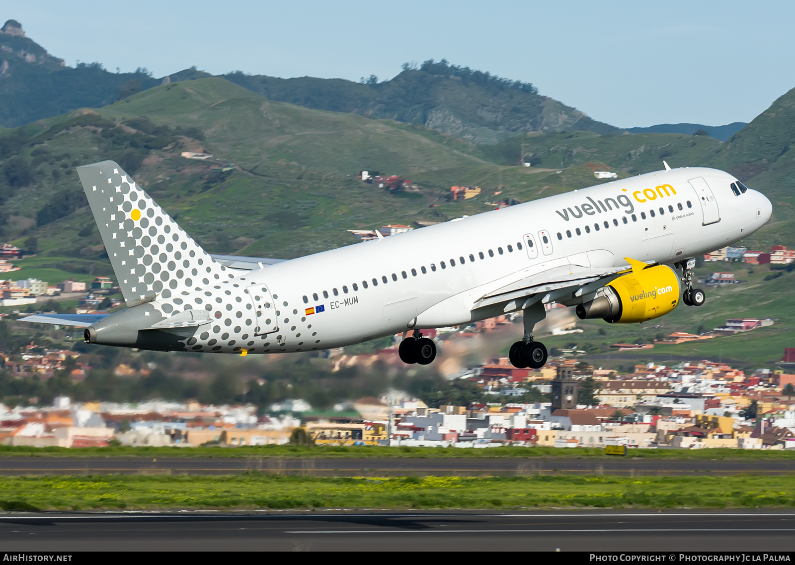 Aircraft Photo of EC-MUM | Airbus A320-214 | Vueling Airlines | AirHistory.net #418151