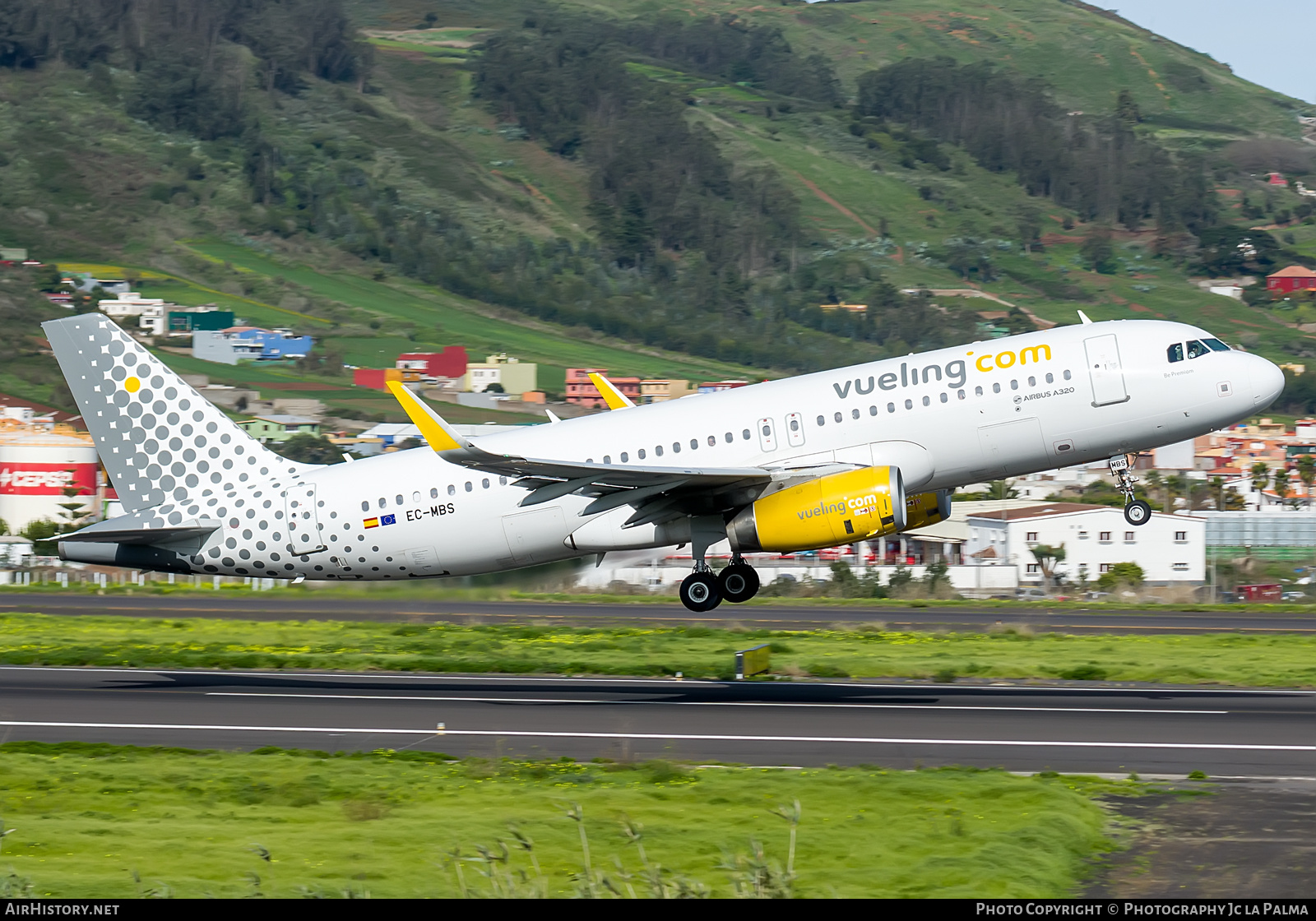 Aircraft Photo of EC-MBS | Airbus A320-214 | Vueling Airlines | AirHistory.net #418290