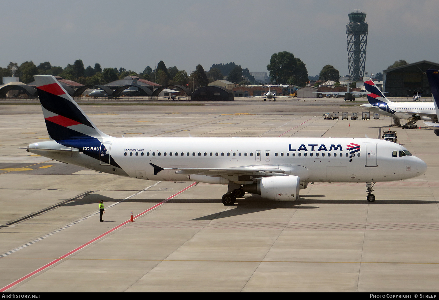Aircraft Photo of CC-BAU | Airbus A320-214 | LATAM Airlines | AirHistory.net #418358