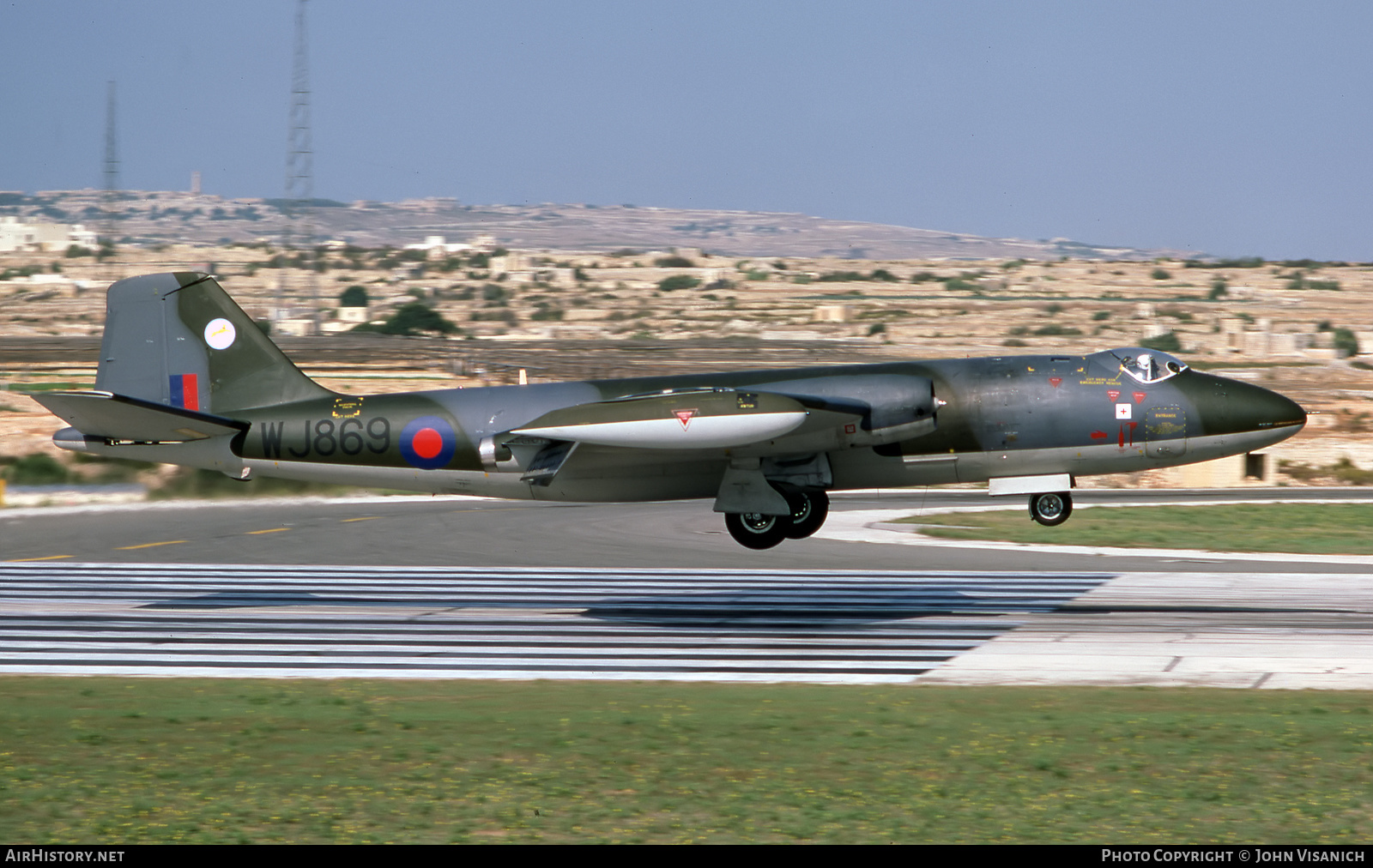 Aircraft Photo of WJ869 | English Electric Canberra T4 | UK - Air Force | AirHistory.net #418688