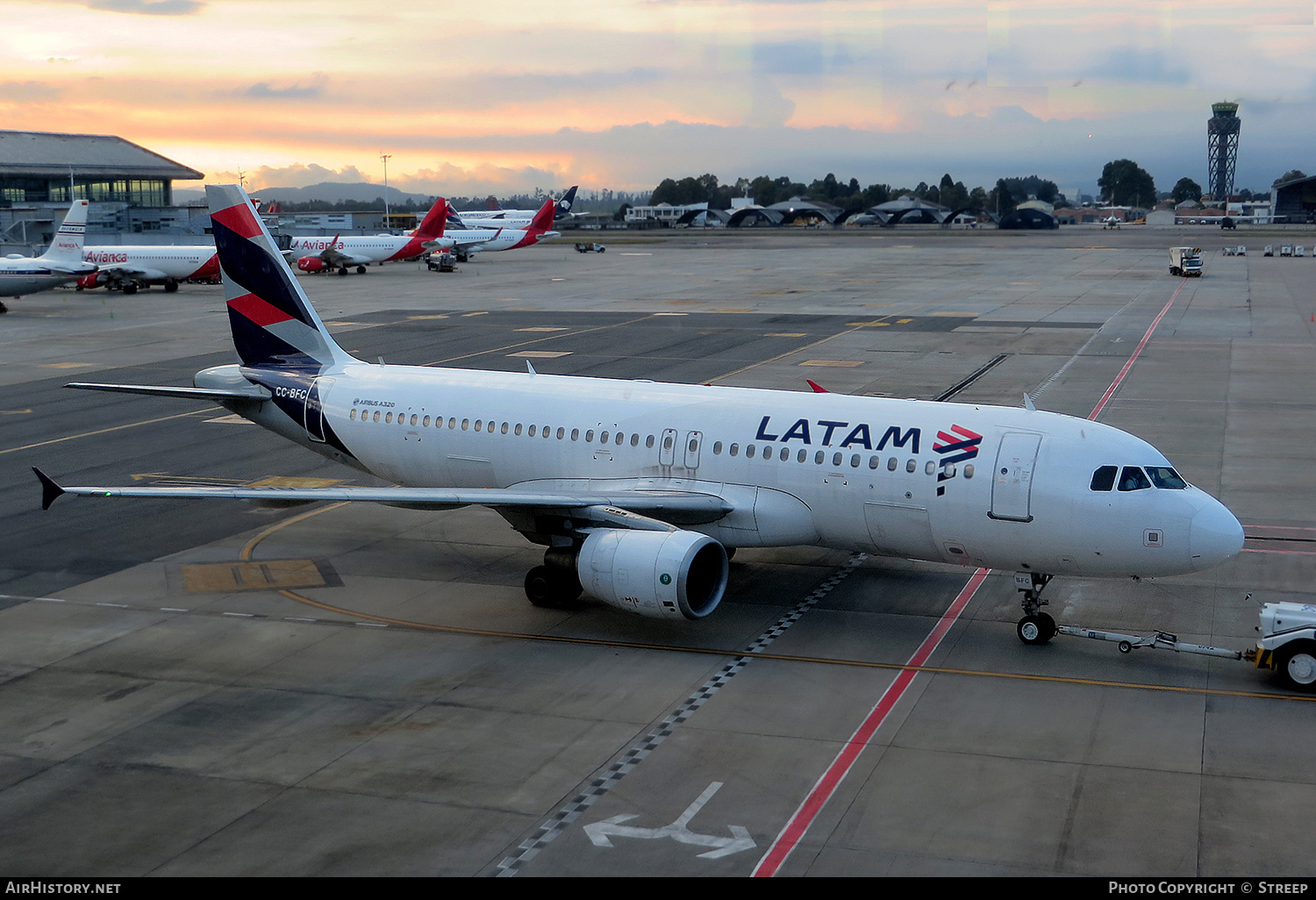 Aircraft Photo of CC-BFC | Airbus A320-214 | LATAM Airlines | AirHistory.net #419044