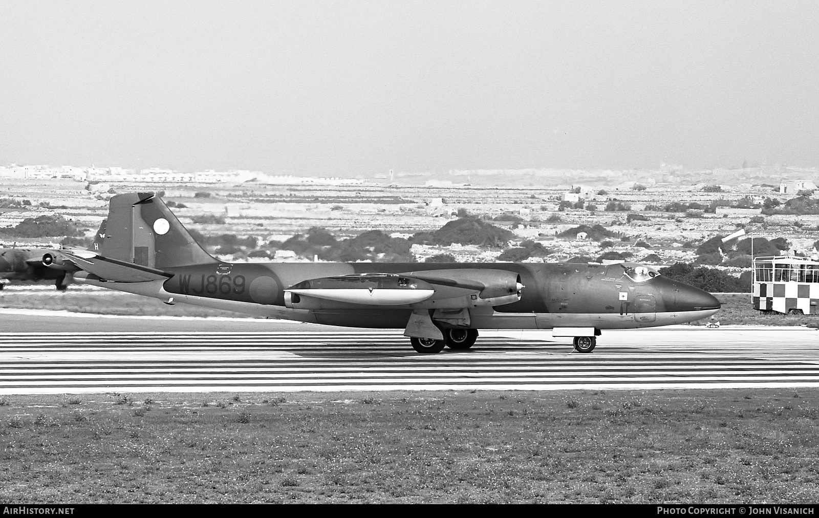 Aircraft Photo of WJ869 | English Electric Canberra T4 | UK - Air Force | AirHistory.net #420048