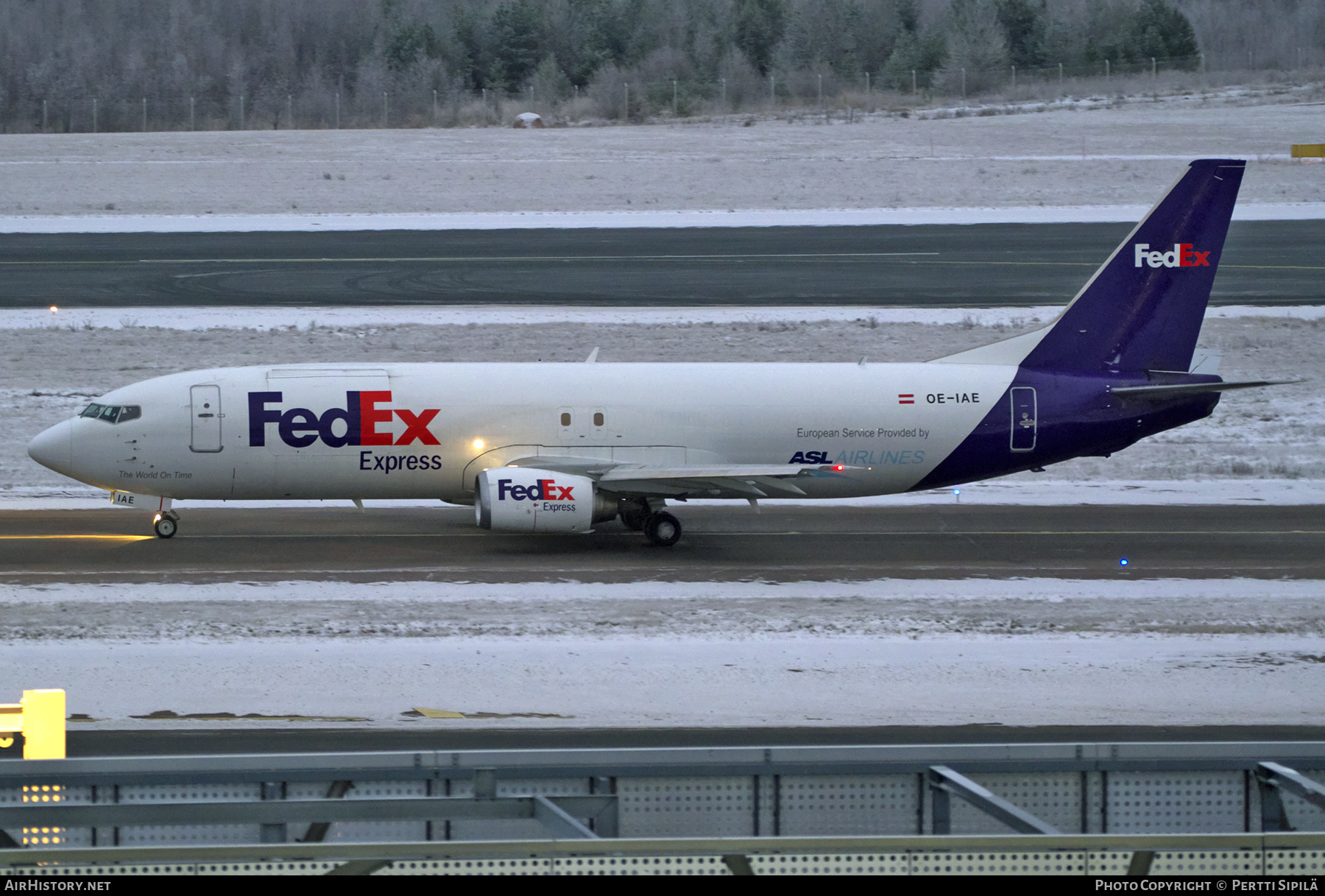 Aircraft Photo of OE-IAE | Boeing 737-4Q8(SF) | FedEx Express | AirHistory.net #420135