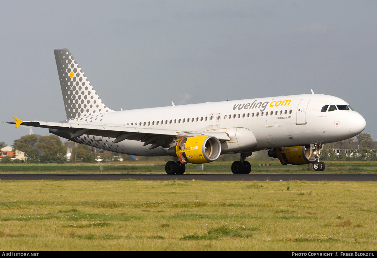 Aircraft Photo of EC-LML | Airbus A320-214 | Vueling Airlines | AirHistory.net #420447
