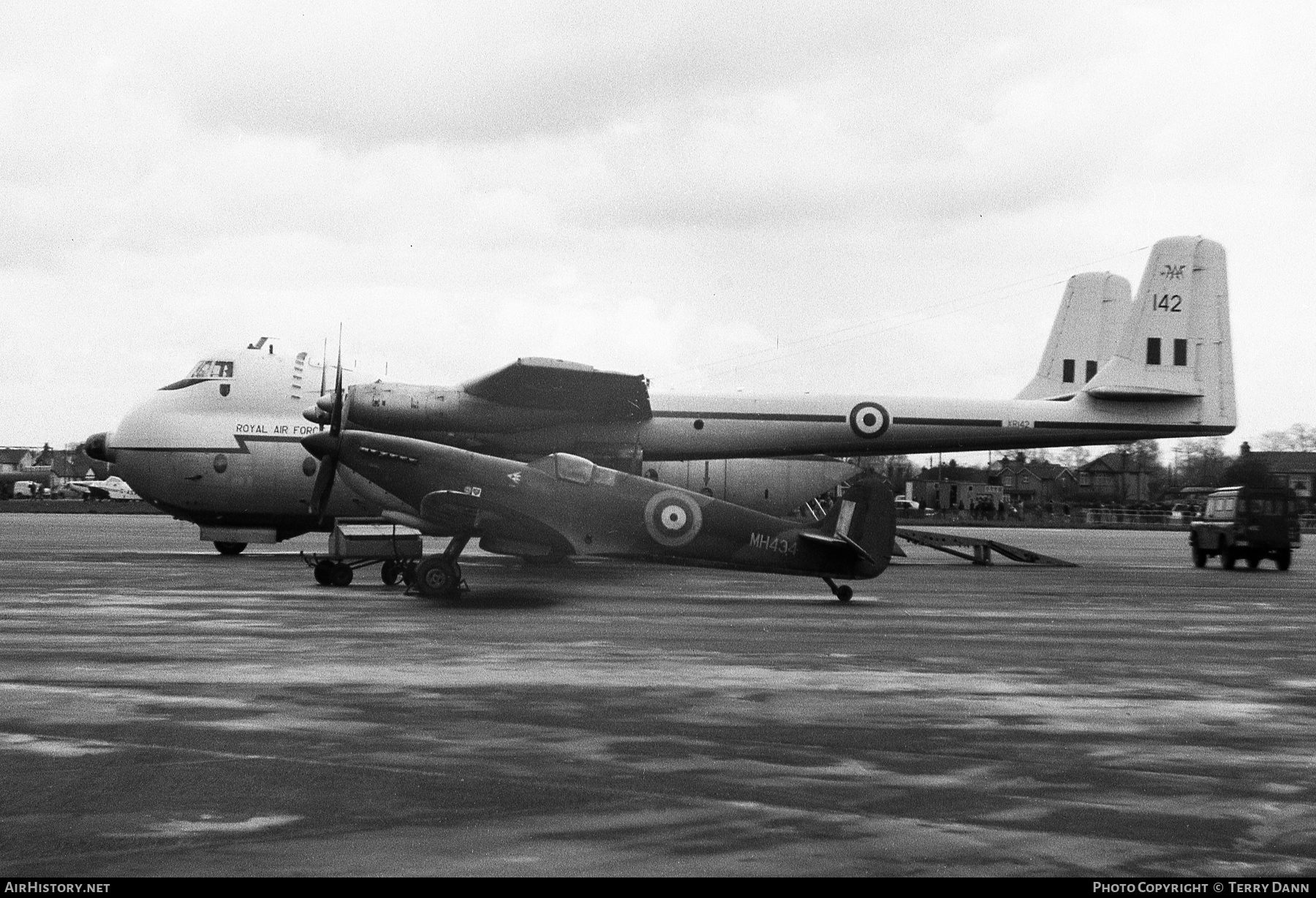 Aircraft Photo of G-ASJV / MH434 | Supermarine 361 Spitfire LF9B | Swire Group | UK - Air Force | AirHistory.net #420797