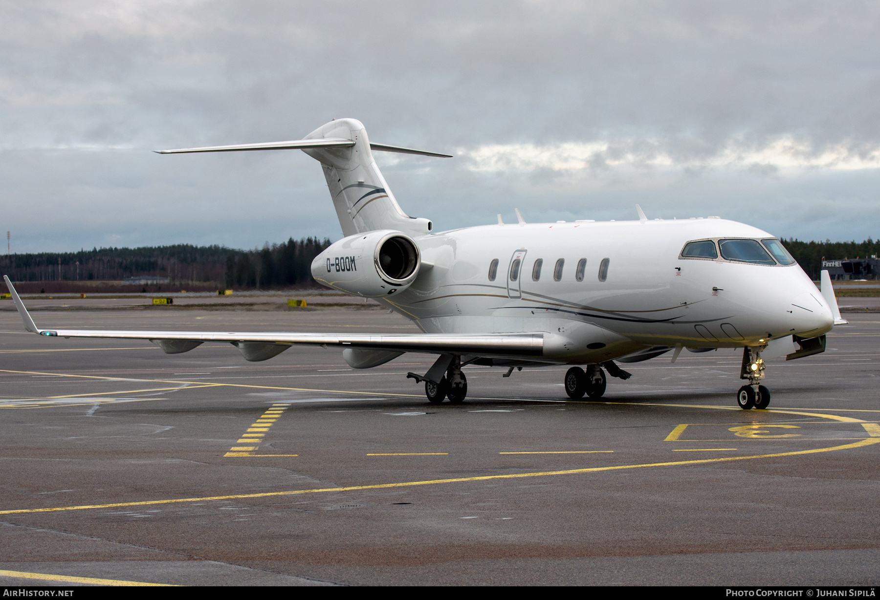 Aircraft Photo of D-BOOM | Bombardier Challenger 300 (BD-100-1A10) | AirHistory.net #421954