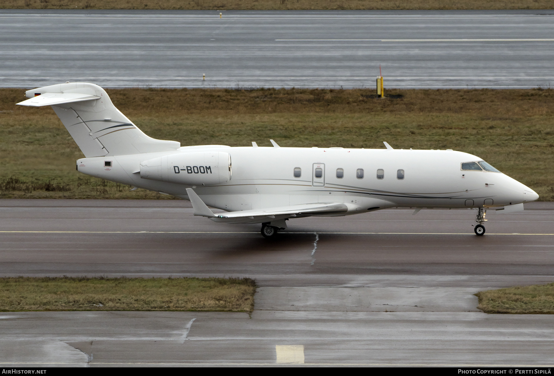 Aircraft Photo of D-BOOM | Bombardier Challenger 300 (BD-100-1A10) | AirHistory.net #422082