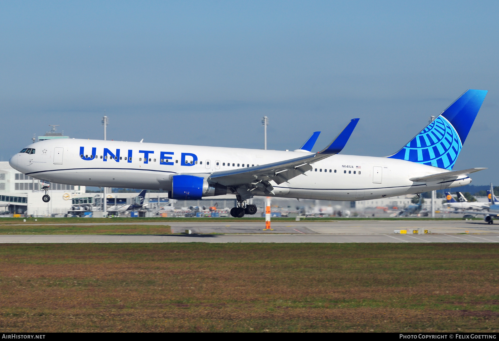 Aircraft Photo of N641UA | Boeing 767-322/ER | United Airlines | AirHistory.net #422127