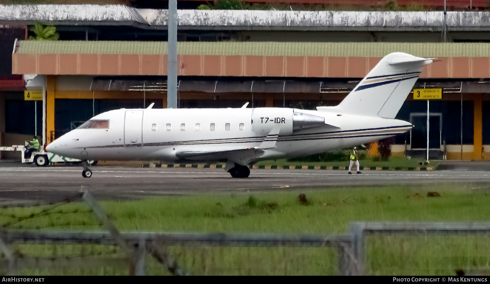 Aircraft Photo of T7-IDR | Bombardier Challenger 605 (CL-600-2B16) | AirHistory.net #423142