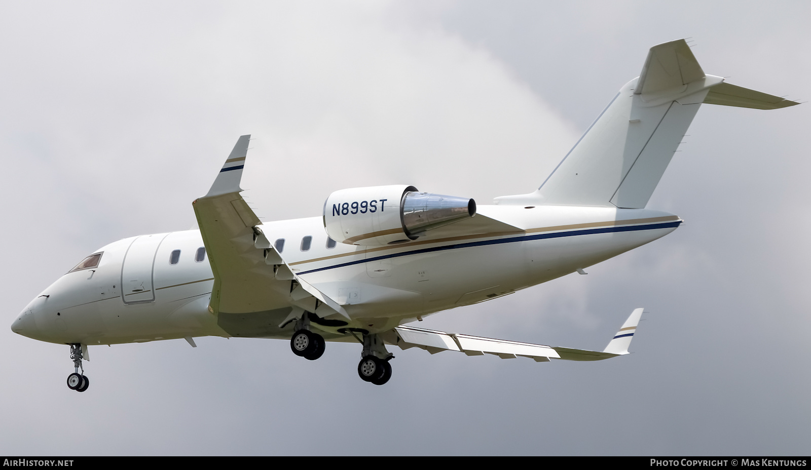 Aircraft Photo of N899ST | Bombardier Challenger 605 (CL-600-2B16) | AirHistory.net #423149