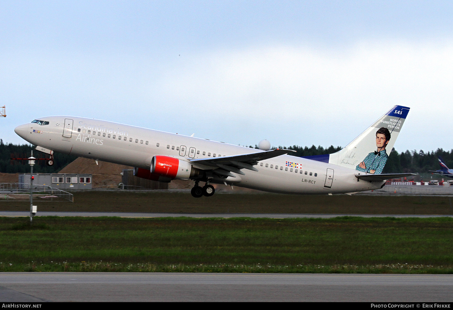 Aircraft Photo of LN-RCY | Boeing 737-883 | Scandinavian Airlines - SAS | AirHistory.net #423348