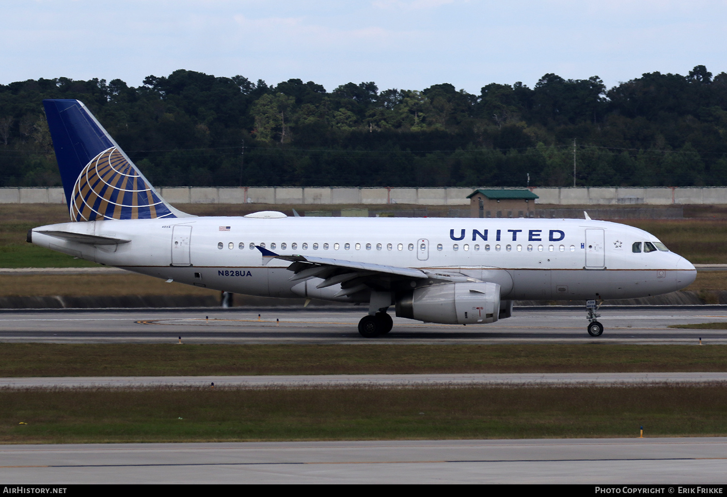 Aircraft Photo of N828UA | Airbus A319-131 | United Airlines | AirHistory.net #424882