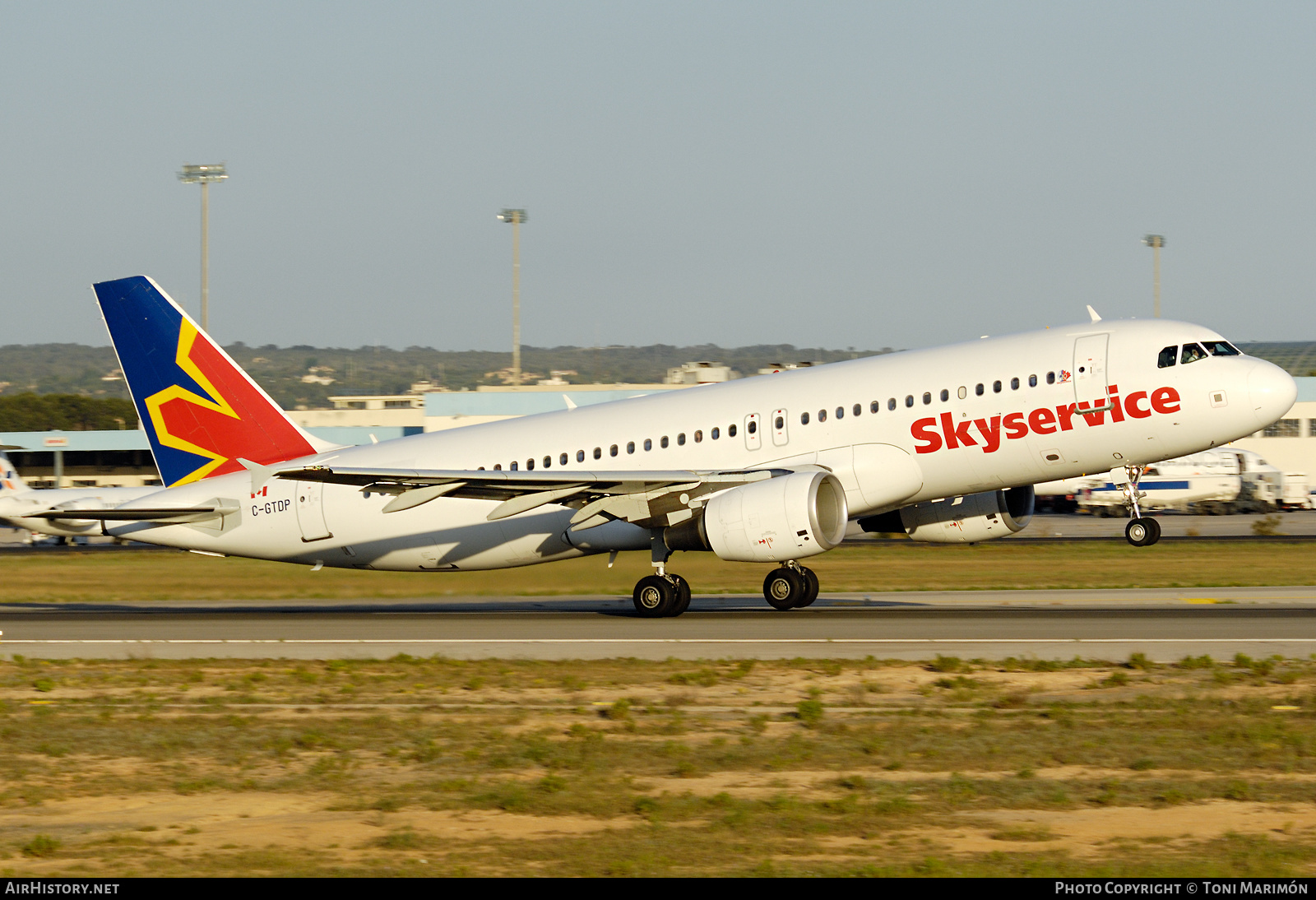 Aircraft Photo of C-GTDP | Airbus A320-214 | Skyservice Airlines | AirHistory.net #425889