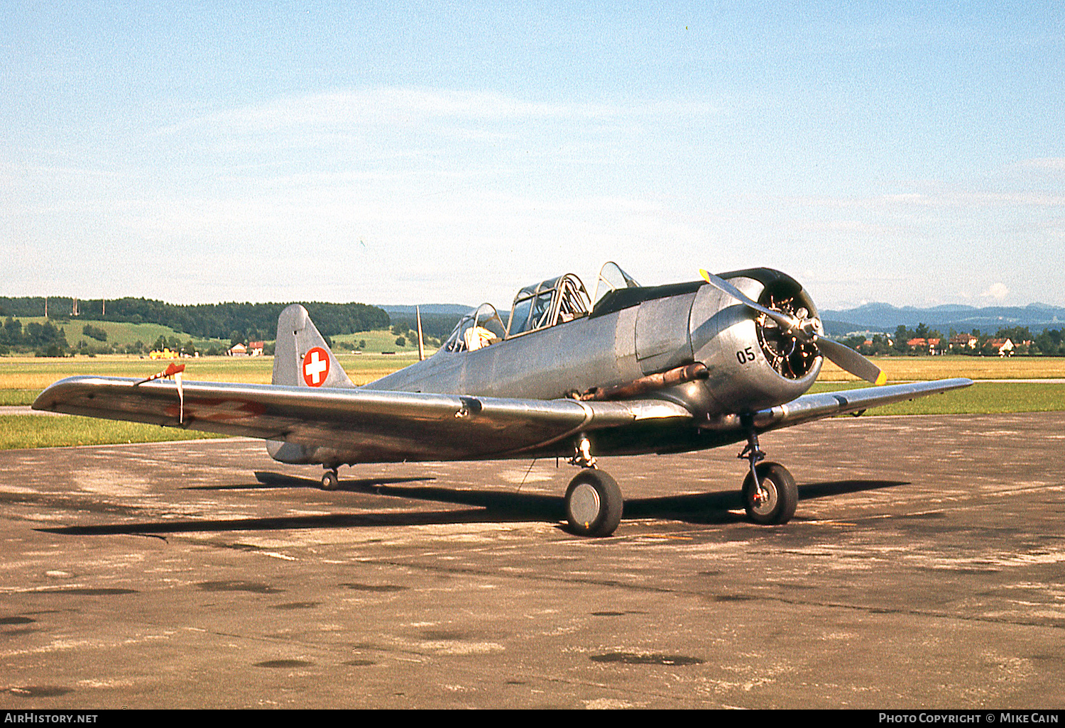 Aircraft Photo of U-305 | North American AT-16 Harvard IIB | Switzerland - Air Force | AirHistory.net #426363