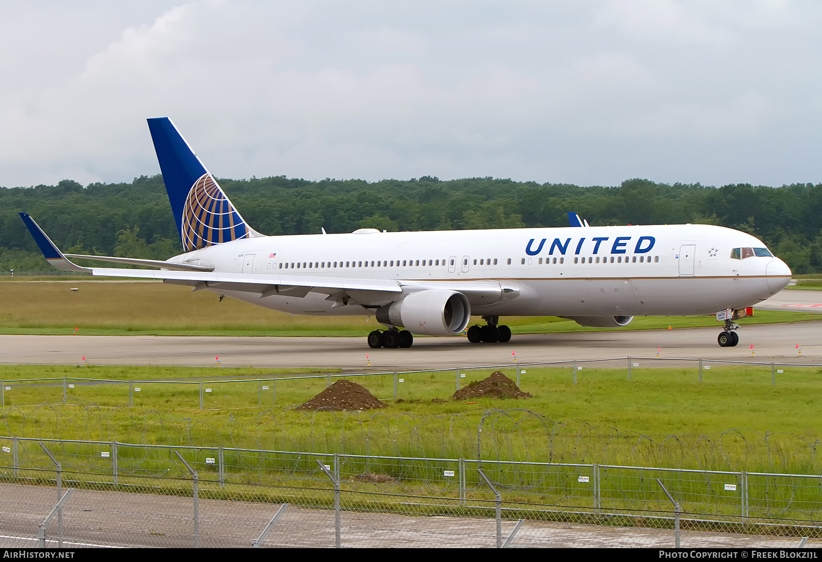 Aircraft Photo of N673UA | Boeing 767-322/ER | United Airlines | AirHistory.net #426496