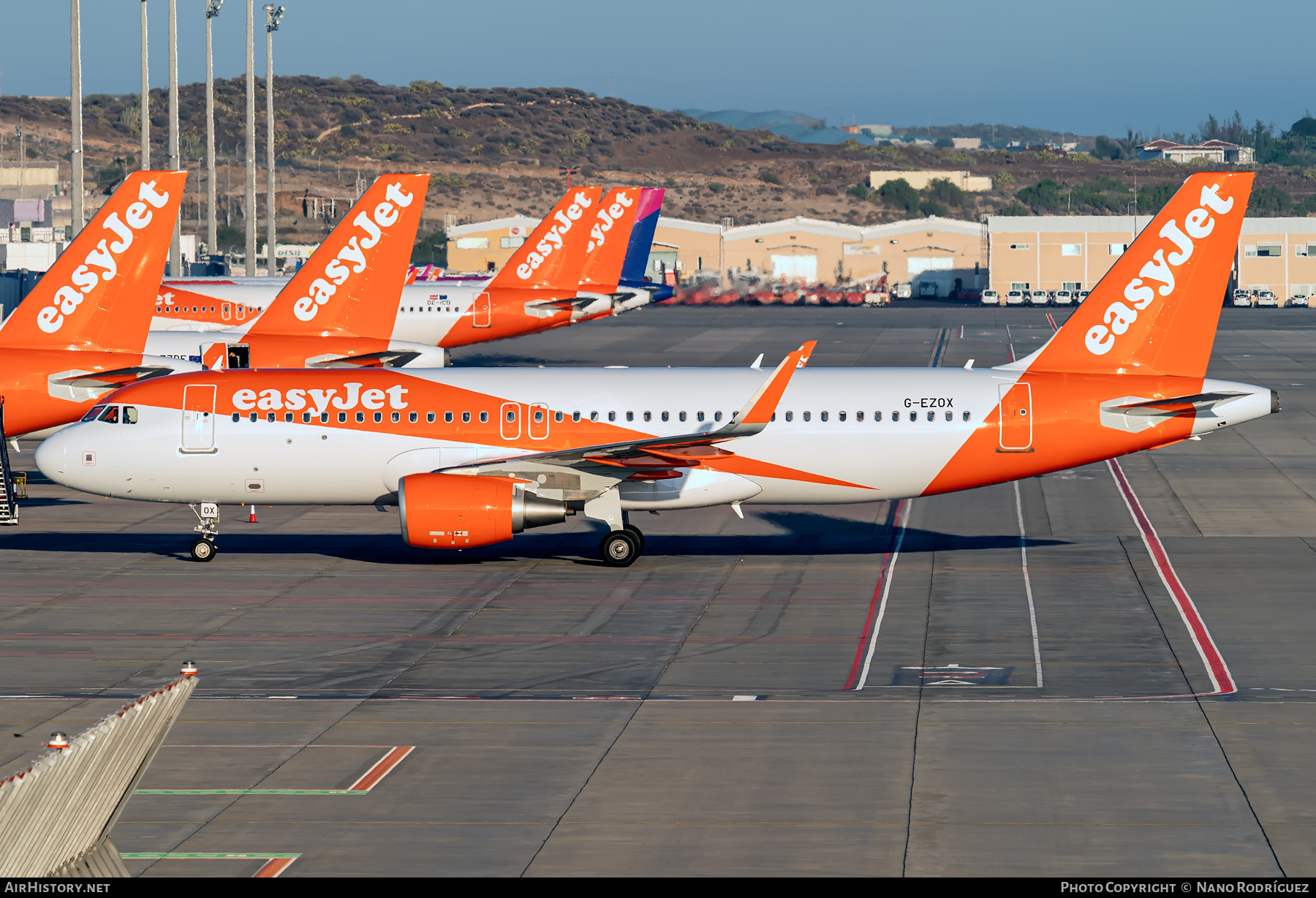 Aircraft Photo of G-EZOX | Airbus A320-214 | EasyJet | AirHistory.net #426574