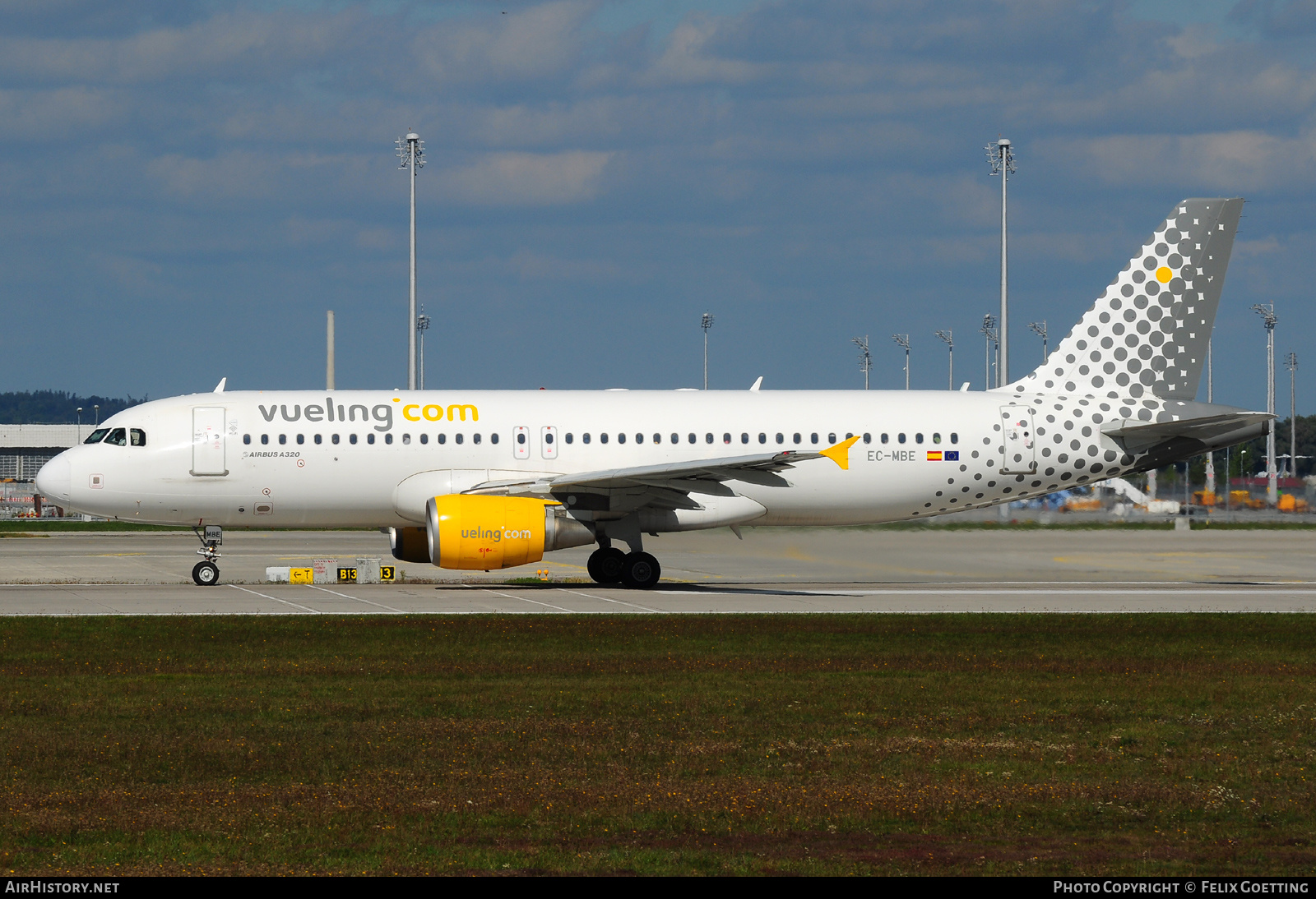 Aircraft Photo of EC-MBE | Airbus A320-214 | Vueling Airlines | AirHistory.net #427566