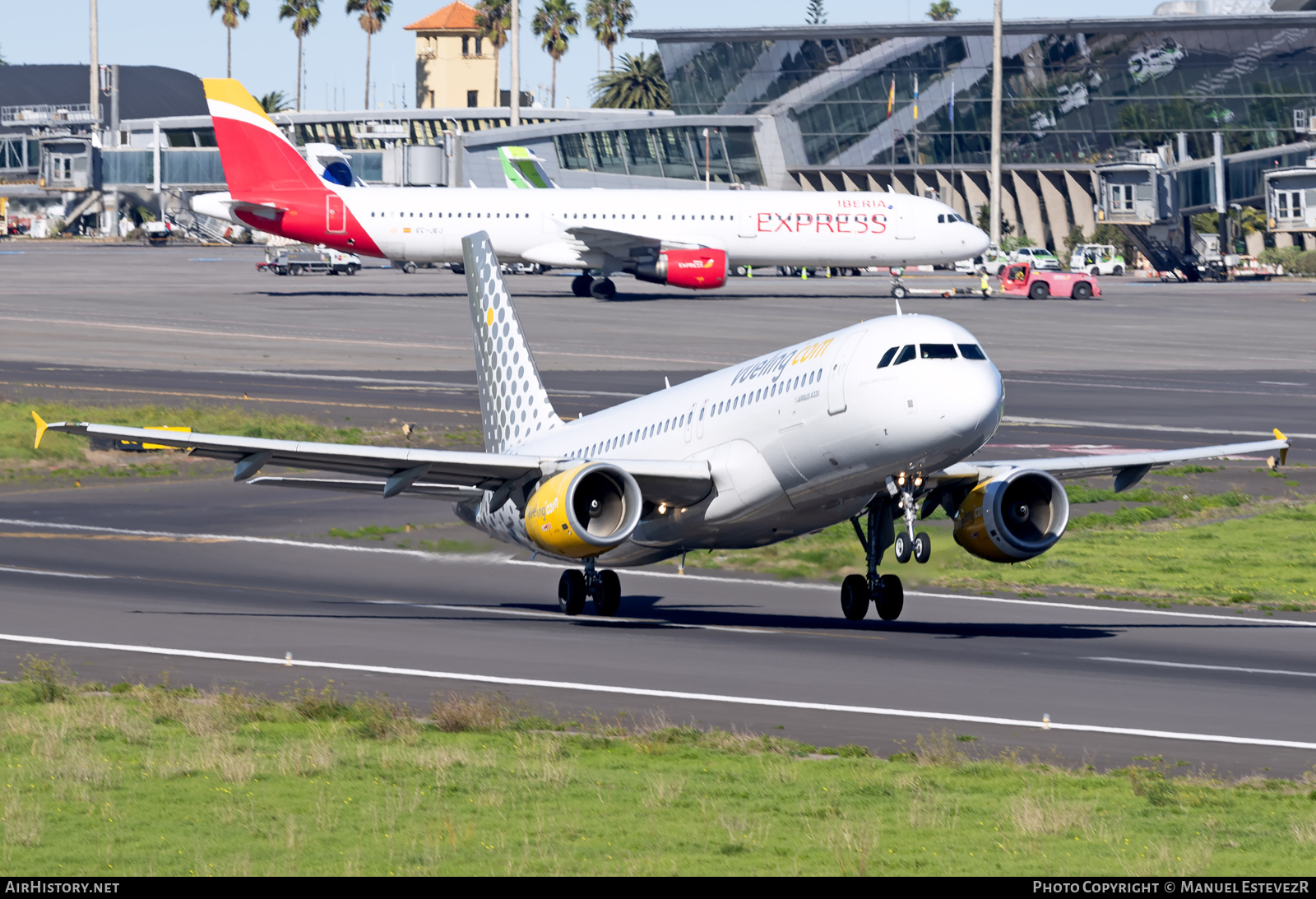 Aircraft Photo of EC-LOP | Airbus A320-214 | Vueling Airlines | AirHistory.net #428049