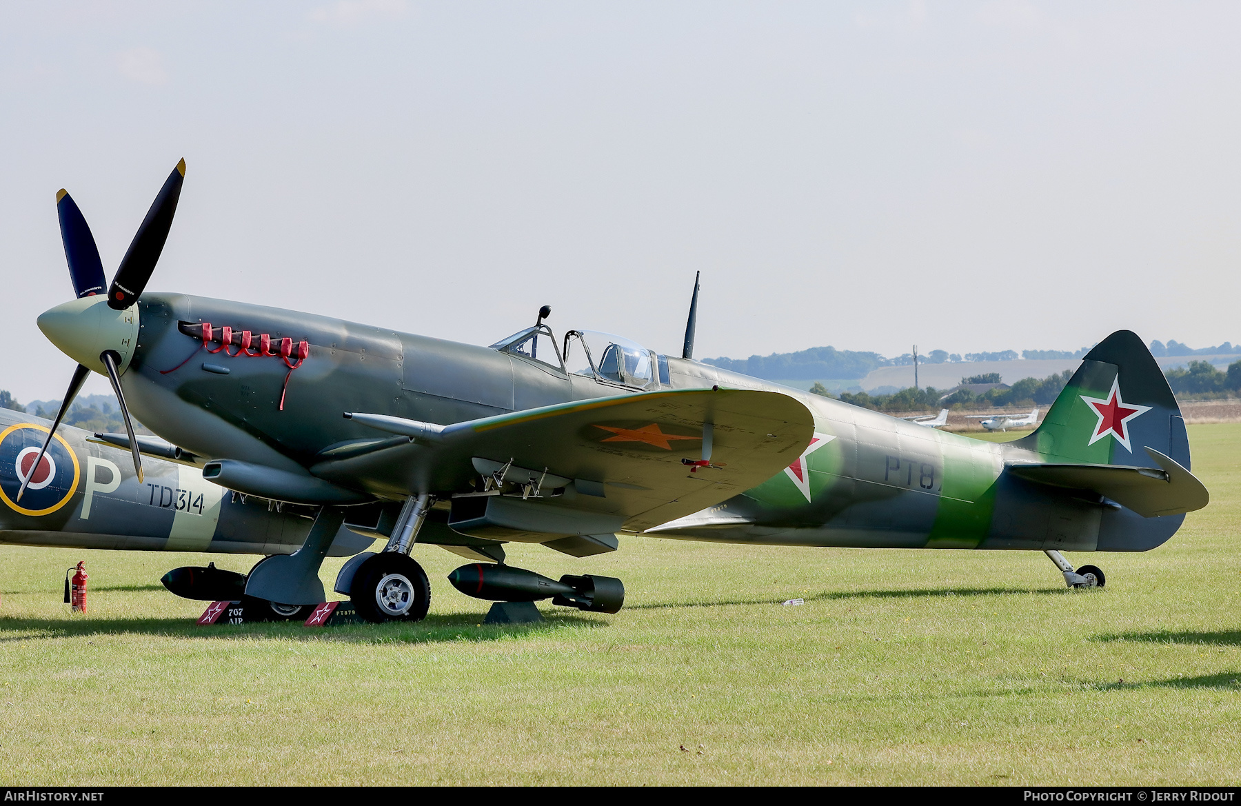 Aircraft Photo of G-PTIX / PT879 | Supermarine 361 Spitfire Mk9 | Soviet Union - Air Force | AirHistory.net #428127