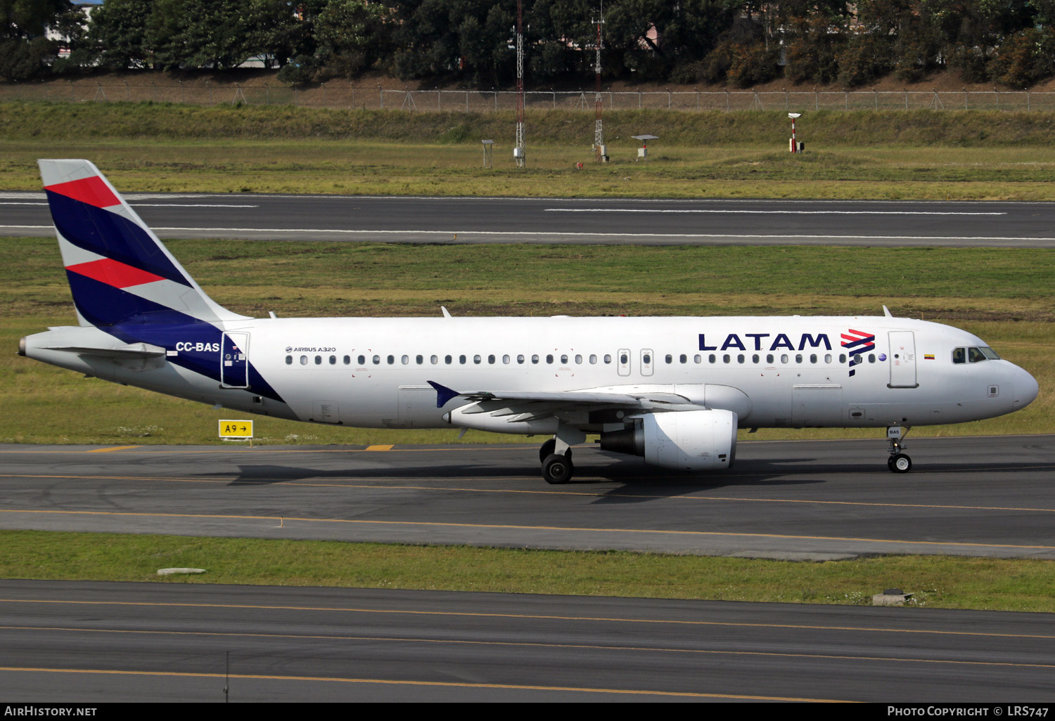 Aircraft Photo of CC-BAS | Airbus A320-214 | LATAM Airlines | AirHistory.net #428292
