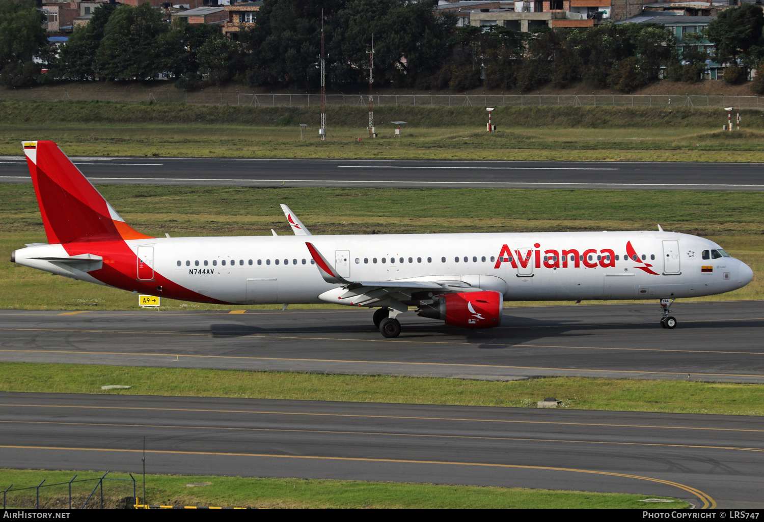 Aircraft Photo of N744AV | Airbus A321-211 | Avianca | AirHistory.net #428654