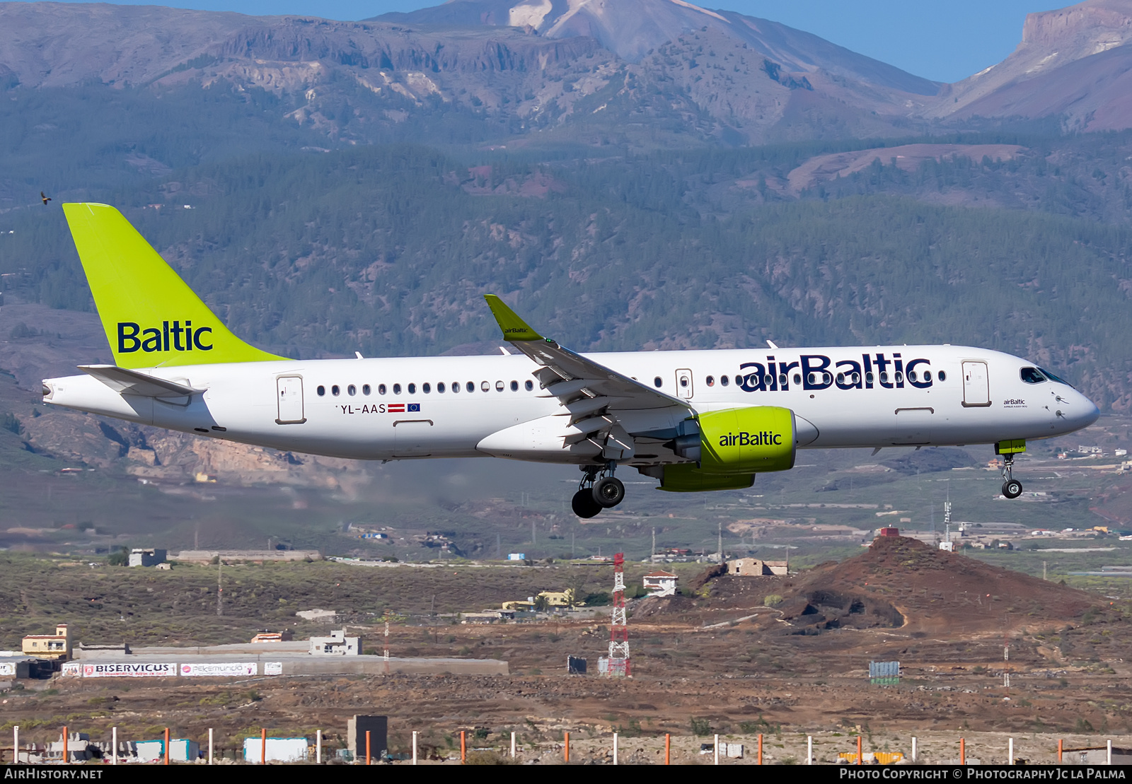 Aircraft Photo of YL-AAS | Airbus A220-371 (BD-500-1A11) | AirBaltic | AirHistory.net #428834