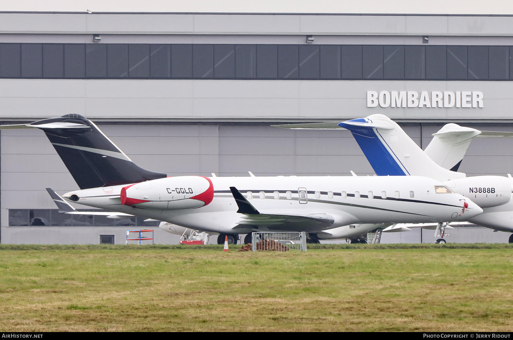 Aircraft Photo of C-GGLO | Bombardier Global 5000 (BD-700-1A11) | Skyservice Business Aviation | AirHistory.net #429061