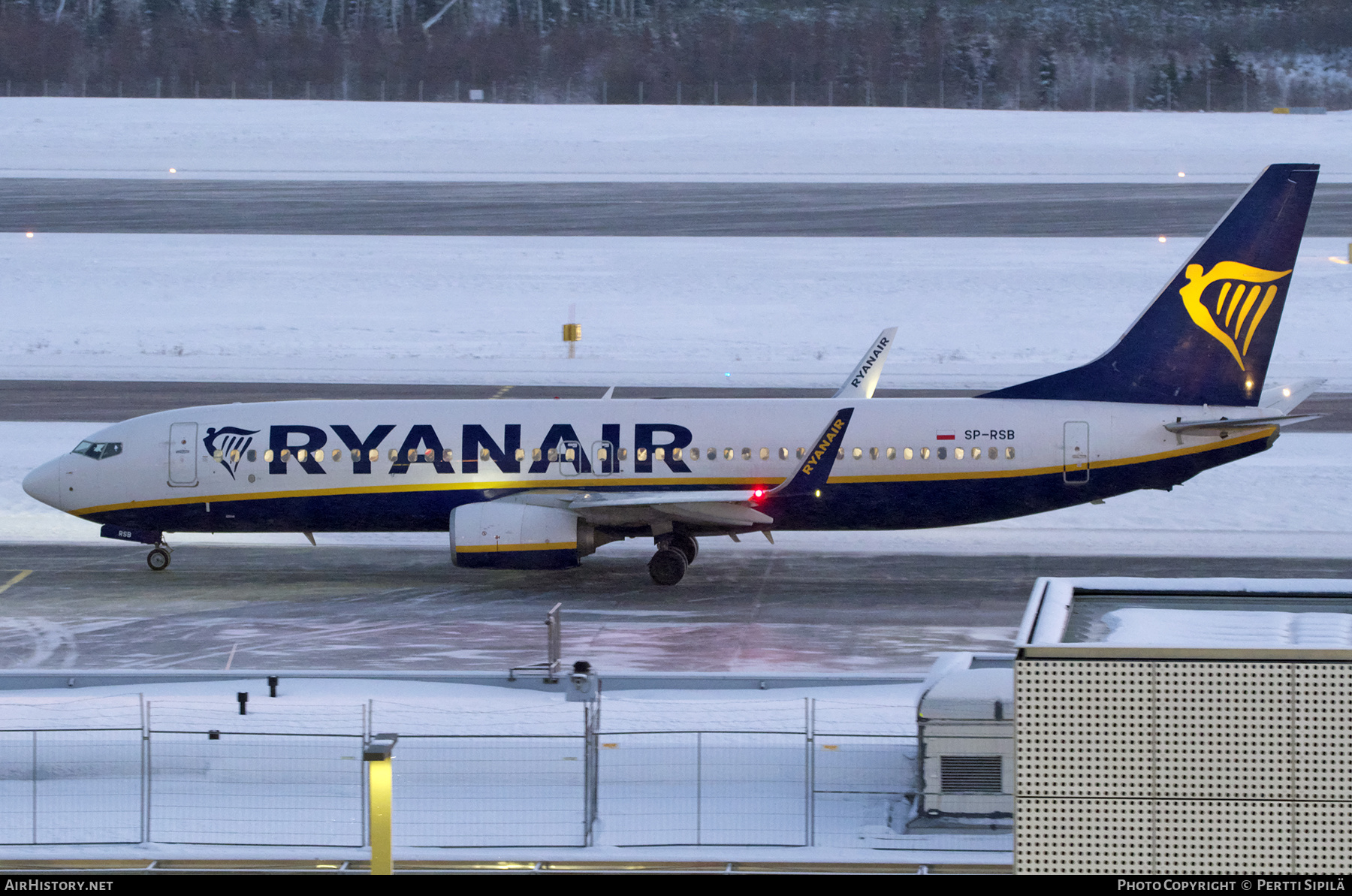 Aircraft Photo of SP-RSB | Boeing 737-800 | Ryanair | AirHistory.net #429359