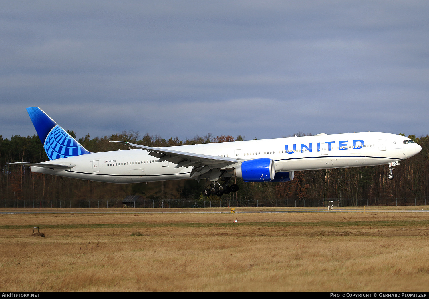 Aircraft Photo of N2251U | Boeing 777-300/ER | United Airlines | AirHistory.net #429875