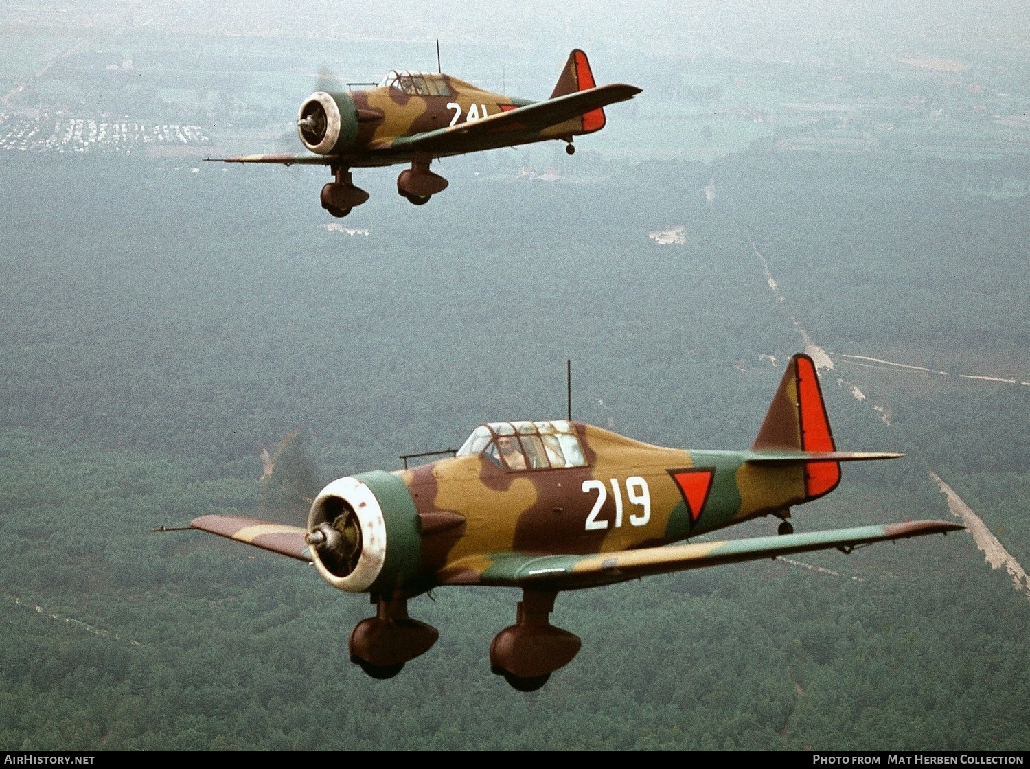Aircraft Photo of 219 / B-64 | North American AT-16 Harvard IIB | AirHistory.net #430817