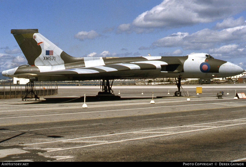 Aircraft Photo of XM571 | Avro 698 Vulcan B.2 | UK - Air Force | AirHistory.net #433541