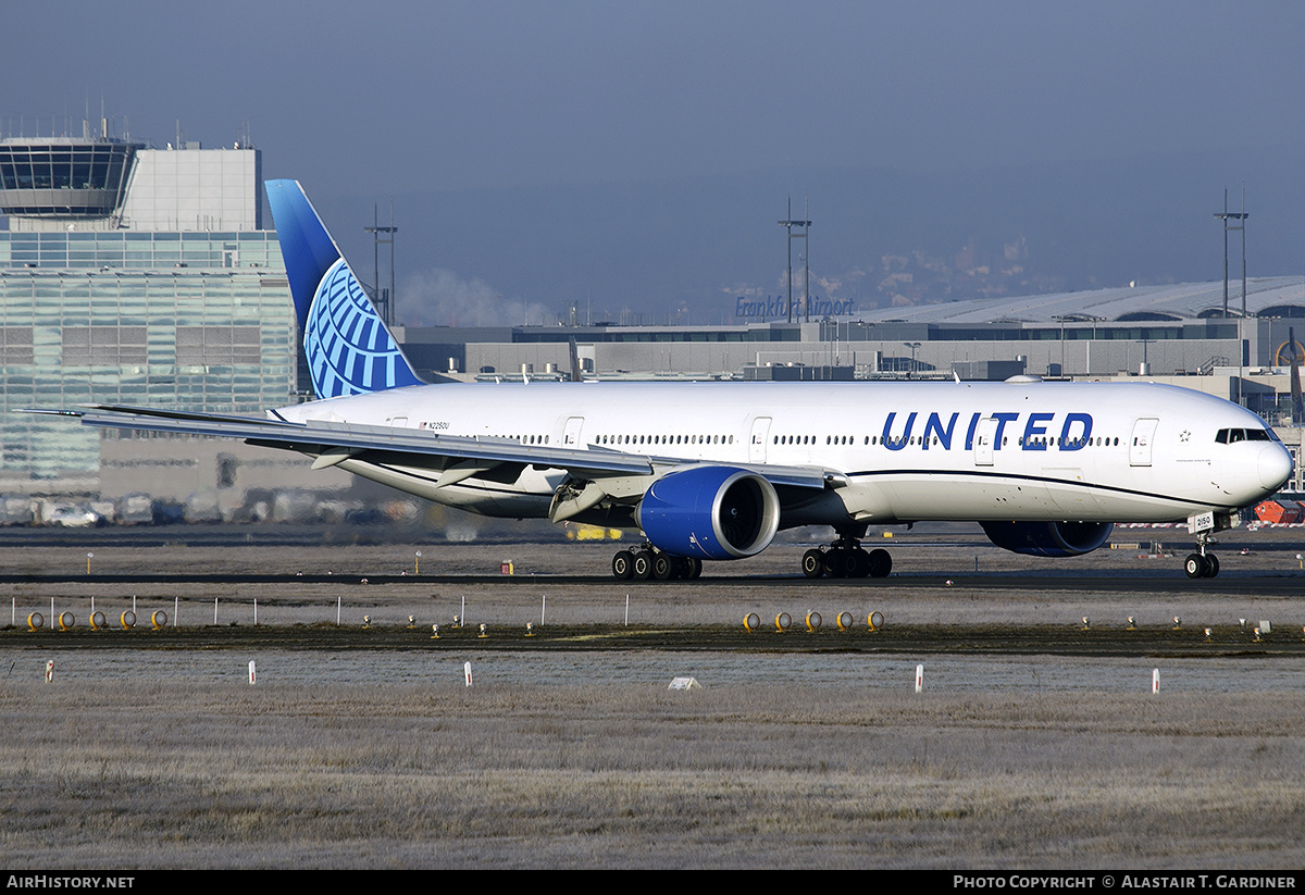 Aircraft Photo of N2250U | Boeing 777-300/ER | United Airlines | AirHistory.net #433789