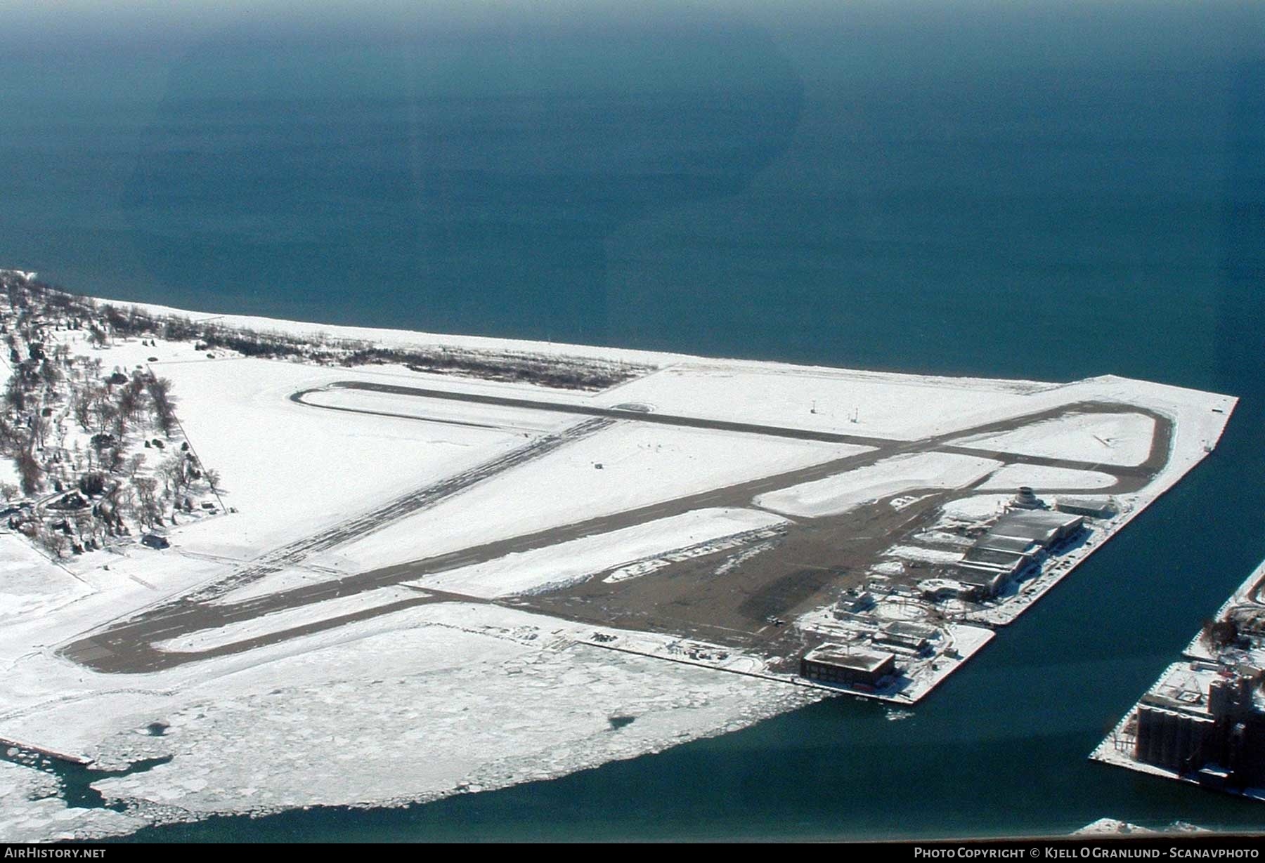 Airport photo of Toronto - Billy Bishop City (CYTZ / YTZ) in Ontario, Canada | AirHistory.net #434257