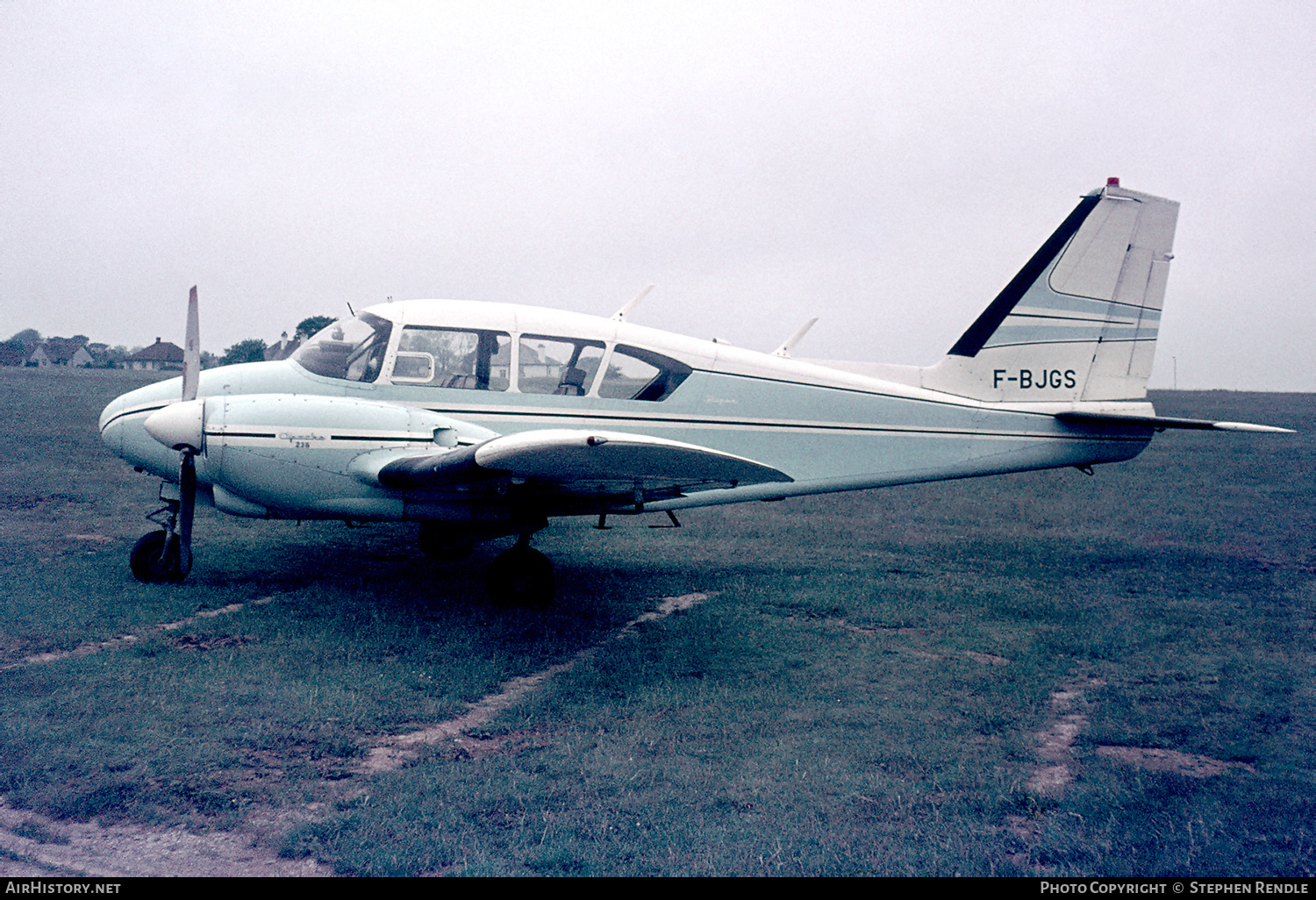 Aircraft Photo of F-BJGS | Piper PA-23-235 Apache 235 | AirHistory.net #436150