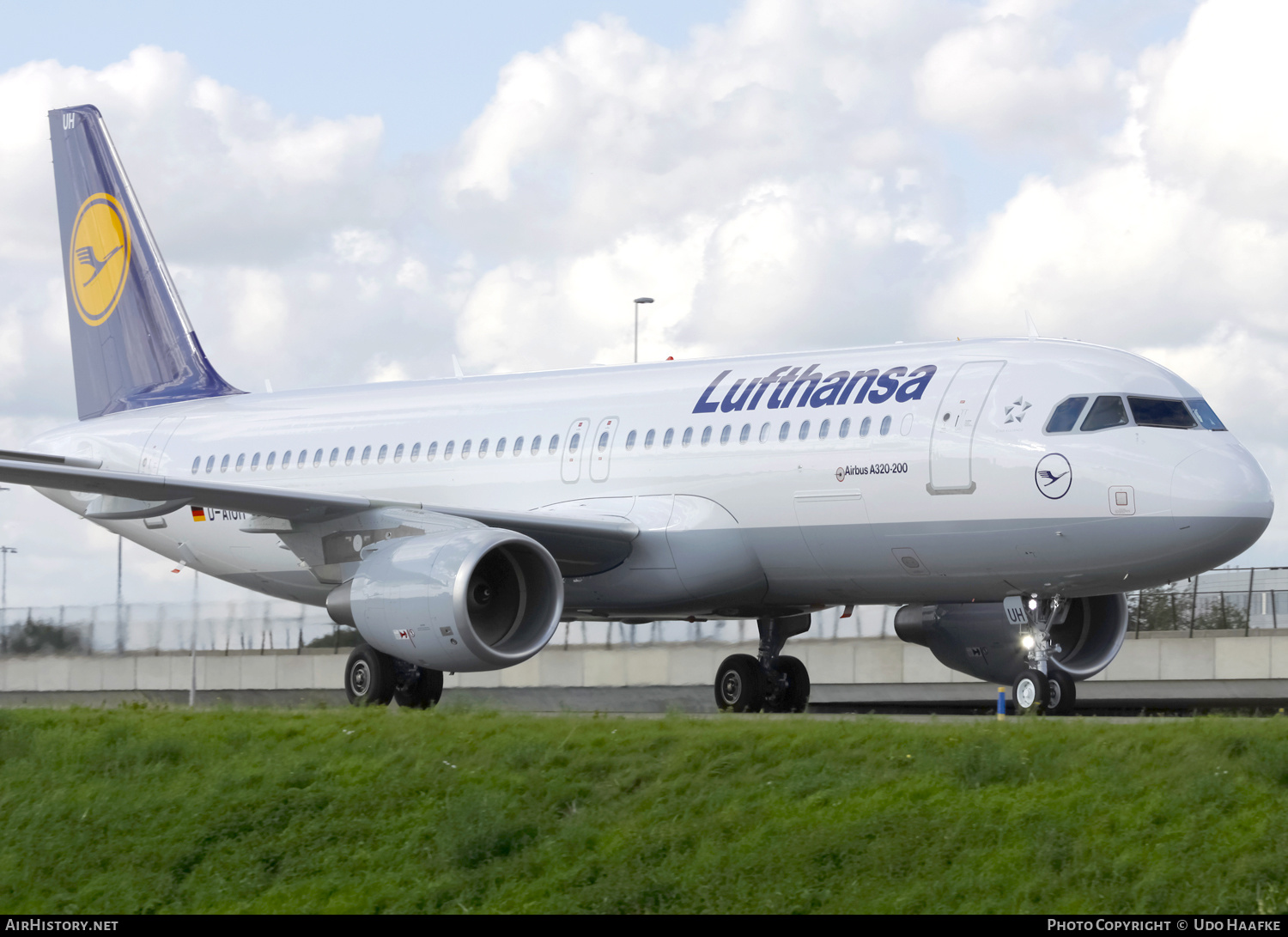 Aircraft Photo of D-AIUH | Airbus A320-214 | Lufthansa | AirHistory.net #436405