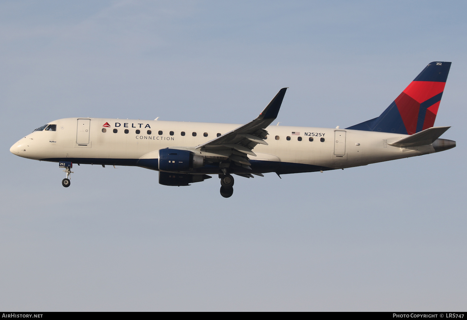 Aircraft Photo of N252SY | Embraer 175LR (ERJ-170-200LR) | Delta Connection | AirHistory.net #436840