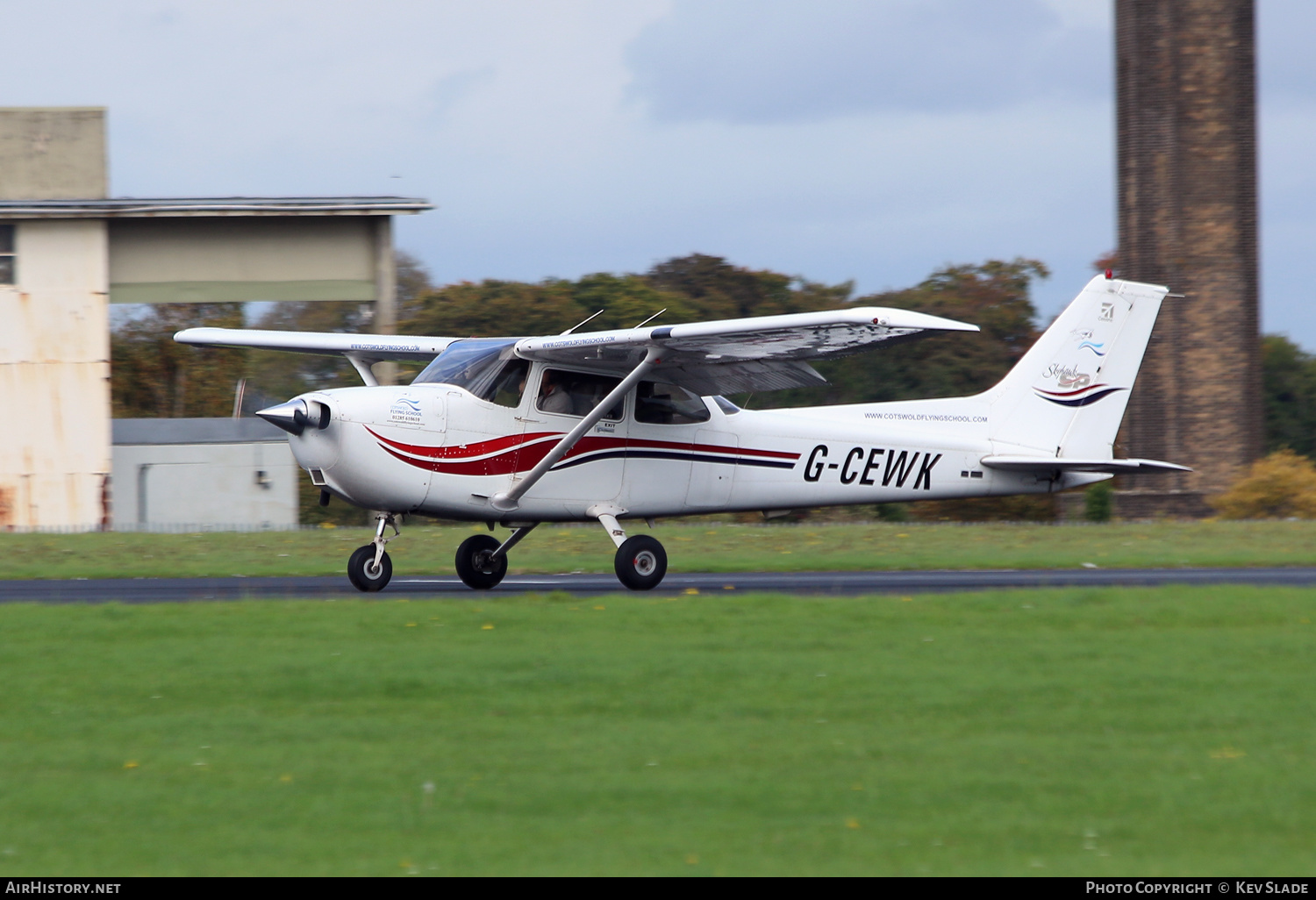 Aircraft Photo of G-CEWK | Cessna 172S Skyhawk SP II | Cotswold Flying School | AirHistory.net #440281
