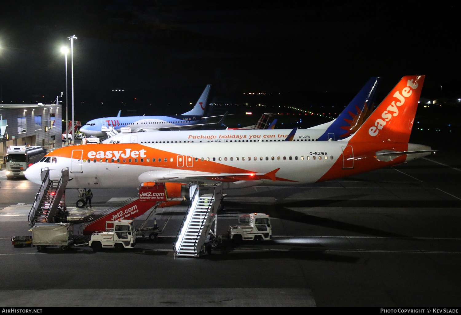 Aircraft Photo of G-EZWA | Airbus A320-214 | EasyJet | AirHistory.net #440426