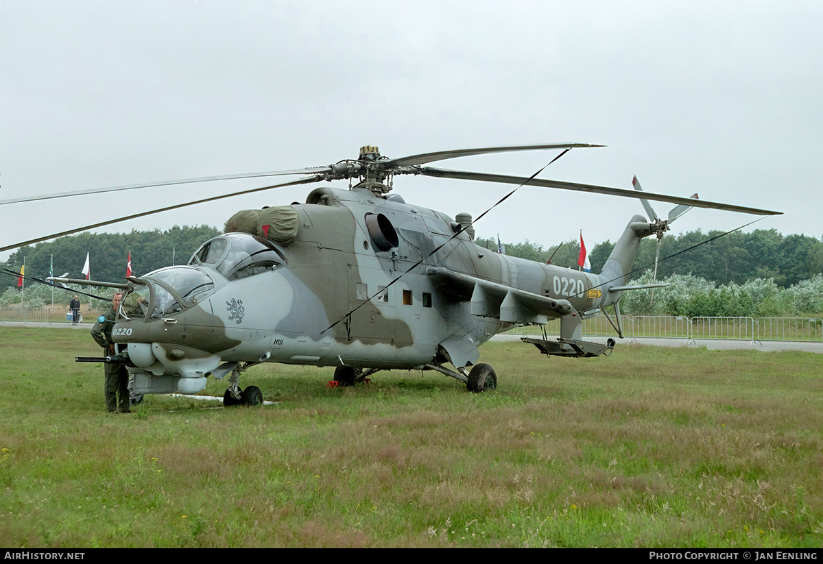 Aircraft Photo of 0220 | Mil Mi-24D | Czechoslovakia - Air Force | AirHistory.net #440678