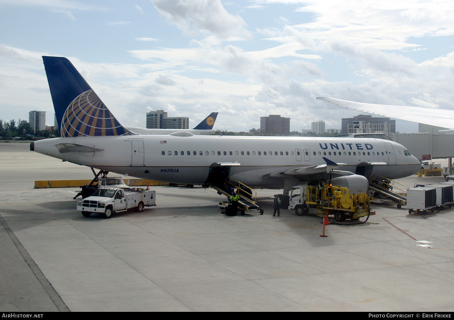 Aircraft Photo of N425UA | Airbus A320-232 | United Airlines | AirHistory.net #443069