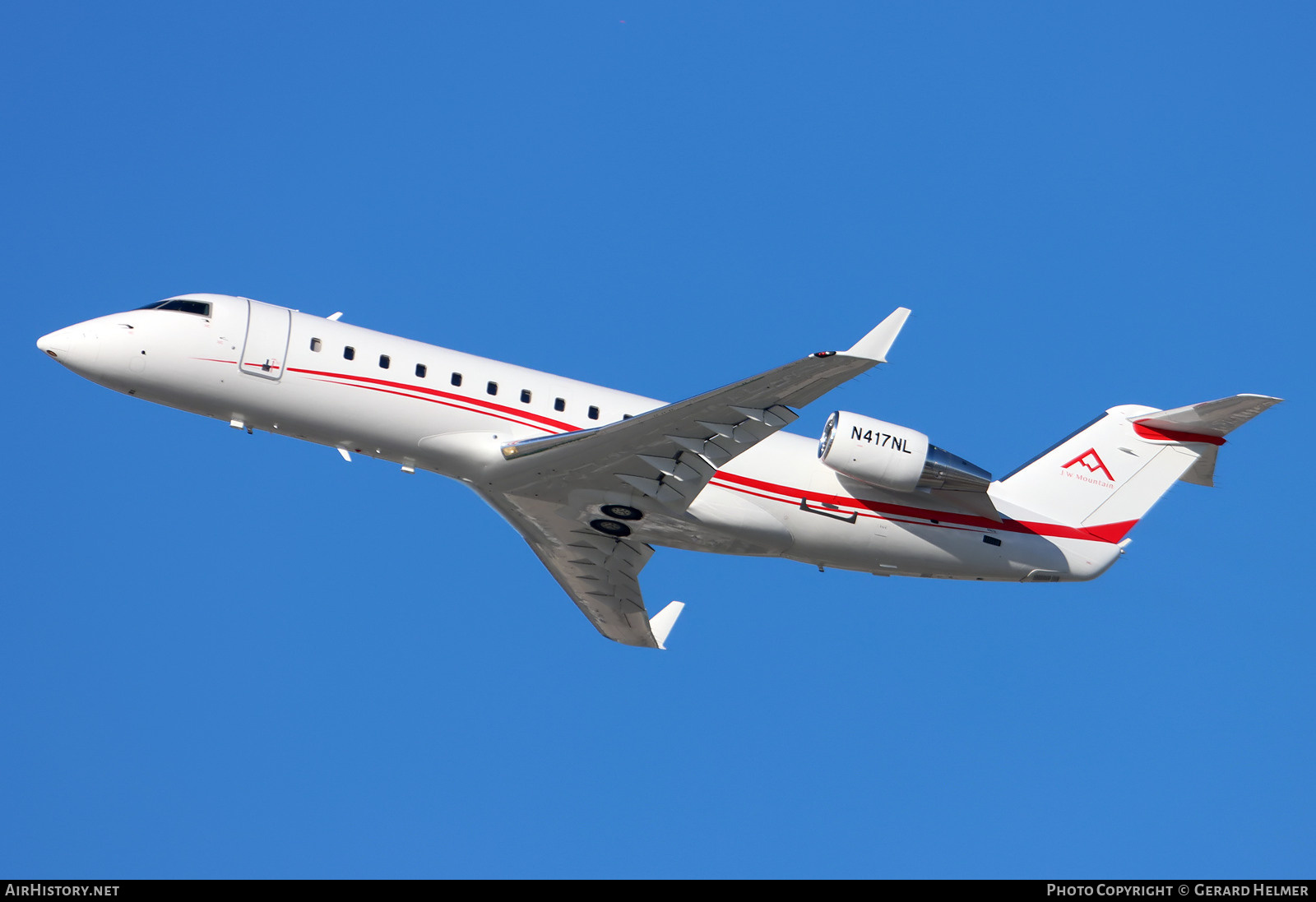 Aircraft Photo of N417NL | Bombardier Challenger 850 (CRJ-200SE/CL-600-2B19) | AirHistory.net #443507
