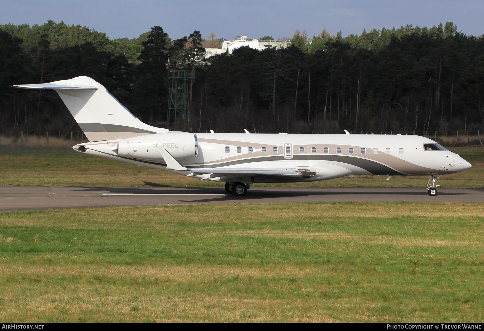 Aircraft Photo of M-PECL | Bombardier Global 6000 (BD-700-1A10) | AirHistory.net #444310