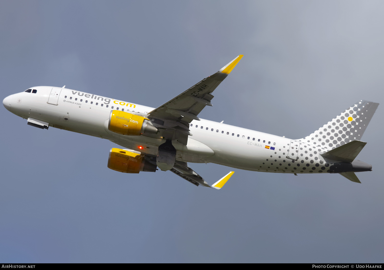 Aircraft Photo of EC-MAH | Airbus A320-214 | Vueling Airlines | AirHistory.net #445739